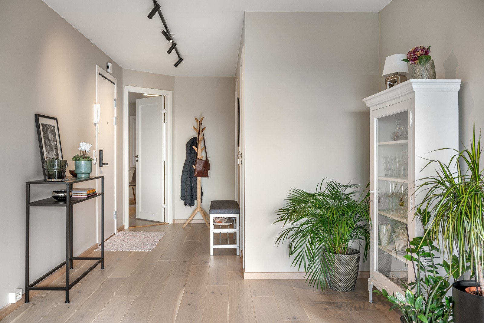 Innbydende entré med takbelysning, ny inngangsdør med kodelås og dørcalling. Galleribilde