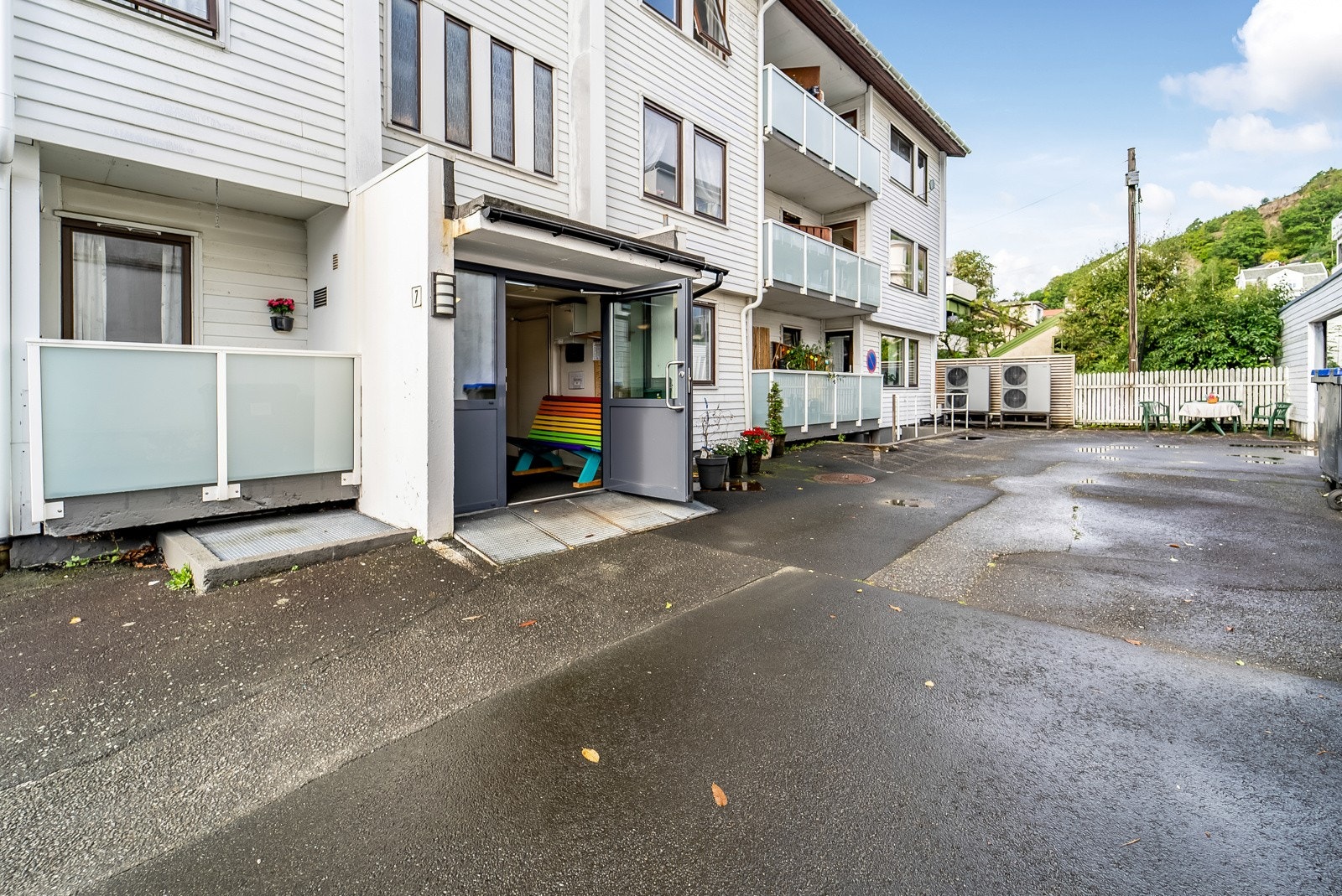 Inngangsparti og post i første etasje. Galleribilde