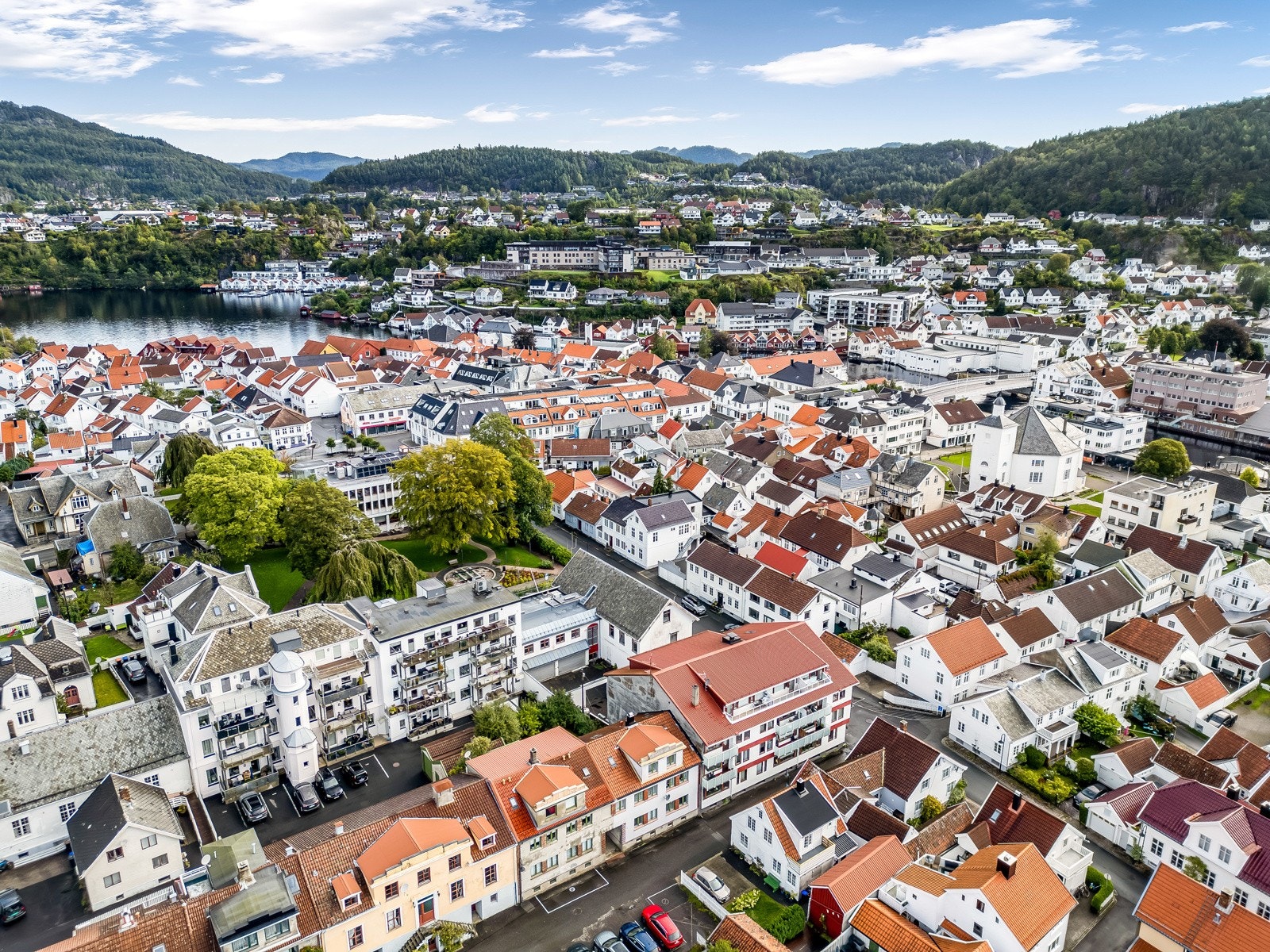 Fra leiligheten har man kort vei til alt av byens fasiliteter - Koselige kafeer, restauranter, promenade langs elva, og ellers alt byen skulle by på! Galleribilde