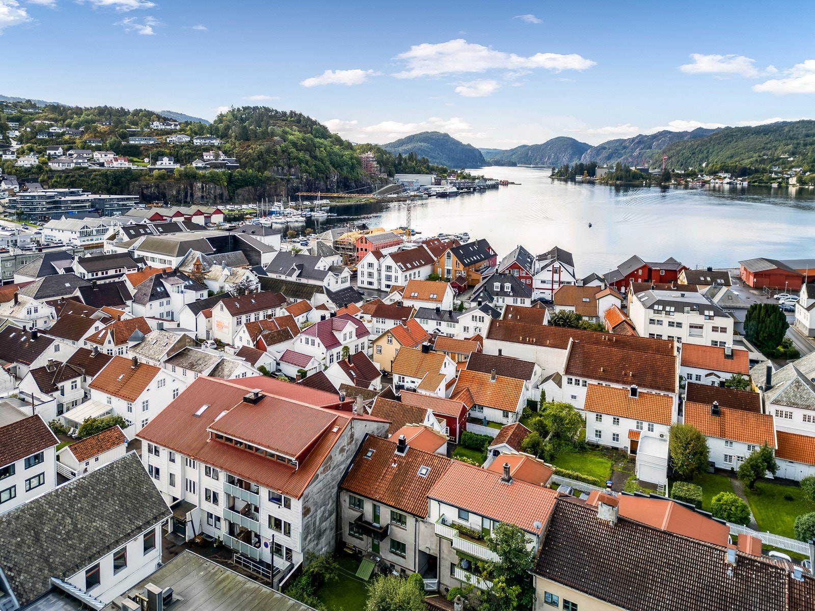 Fra leiligheten har man kort vei til alt av byens fasiliteter - Koselige kafeer, restauranter, promenade langs elva, og ellers alt byen skulle by på! Galleribilde