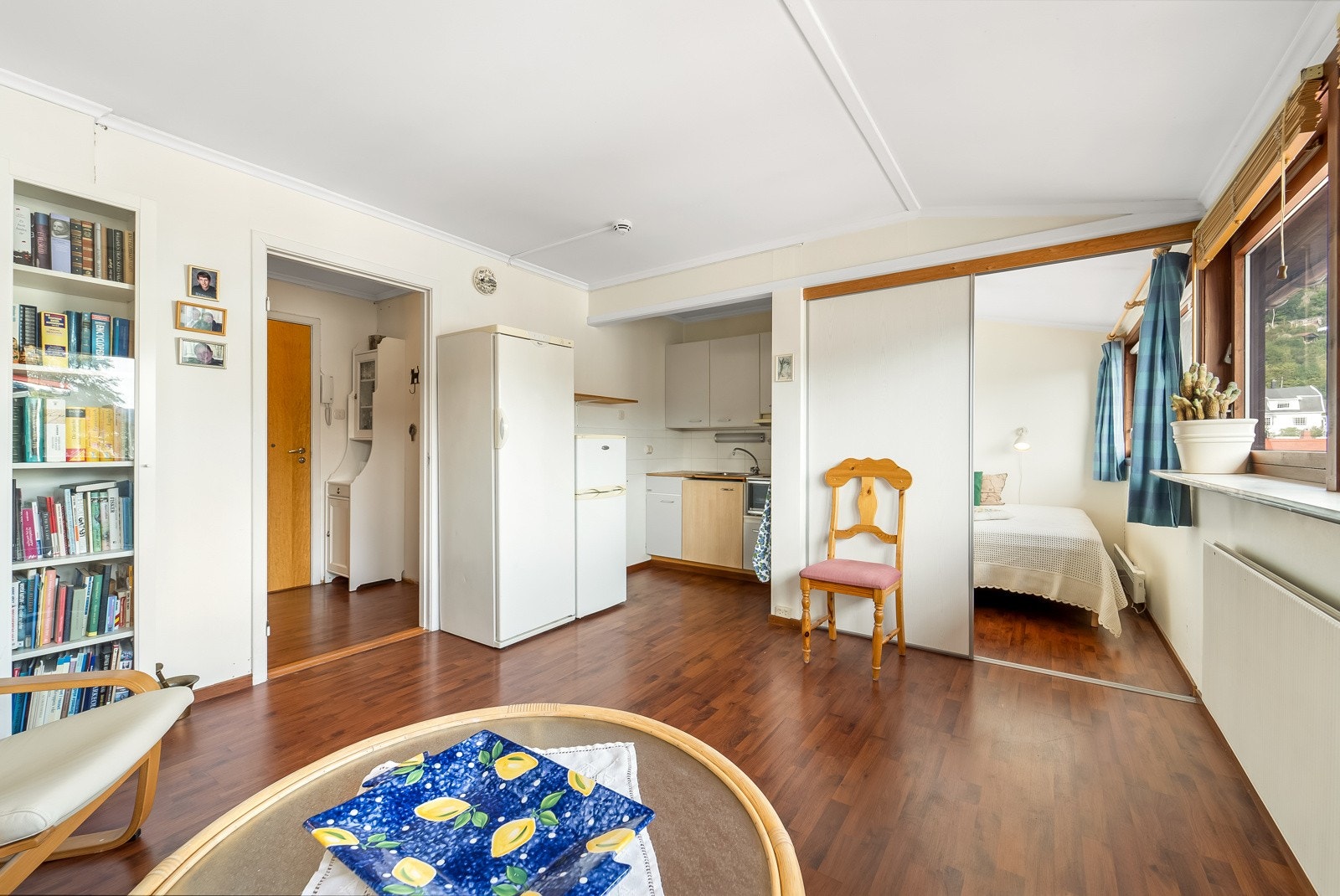 Entré, kjøkken og sovealkove. Galleribilde