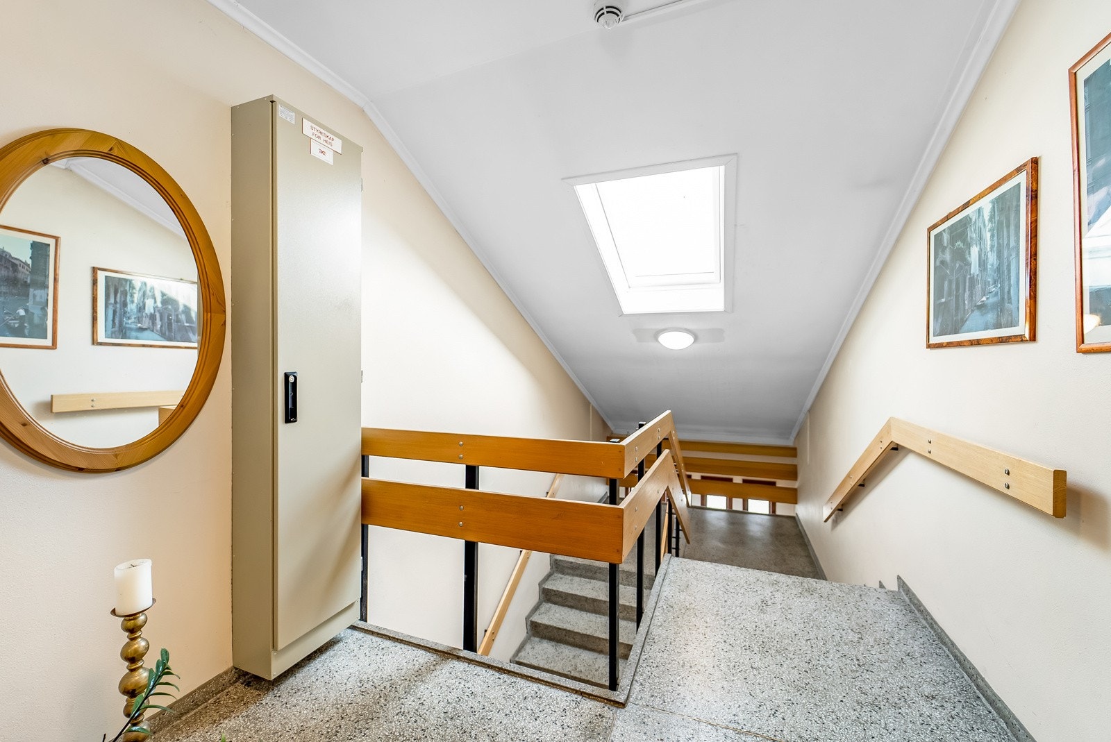 Felles trappeoppgang. Galleribilde