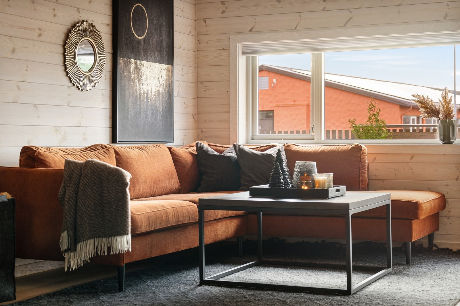 Store vindusflater sørger for gode lysforhold inne i leiligheten. Galleribilde