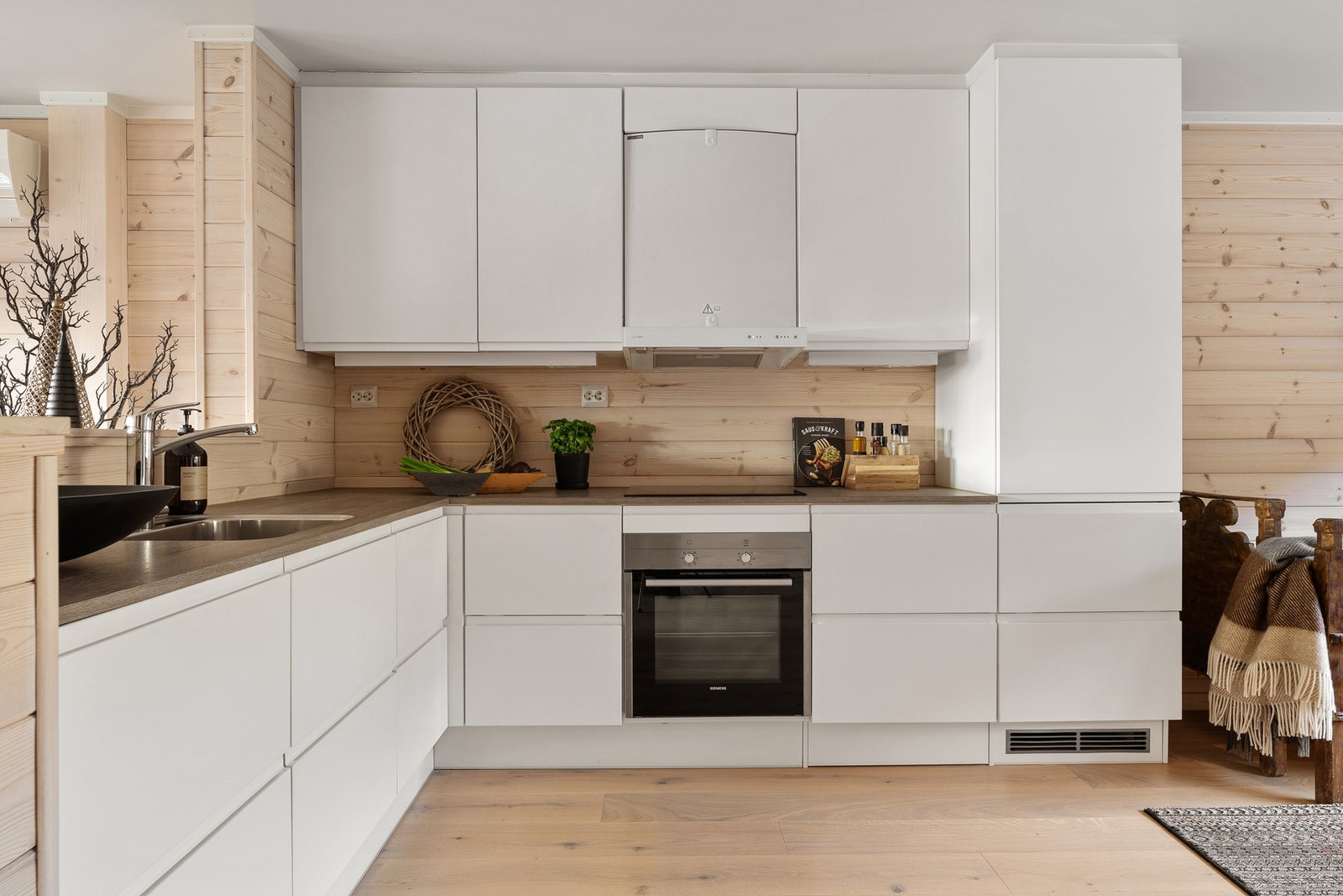 Pent kjøkken fra JKE Design med integrerte hvitevarer og meget praktisk kjøkkenøy. Galleribilde