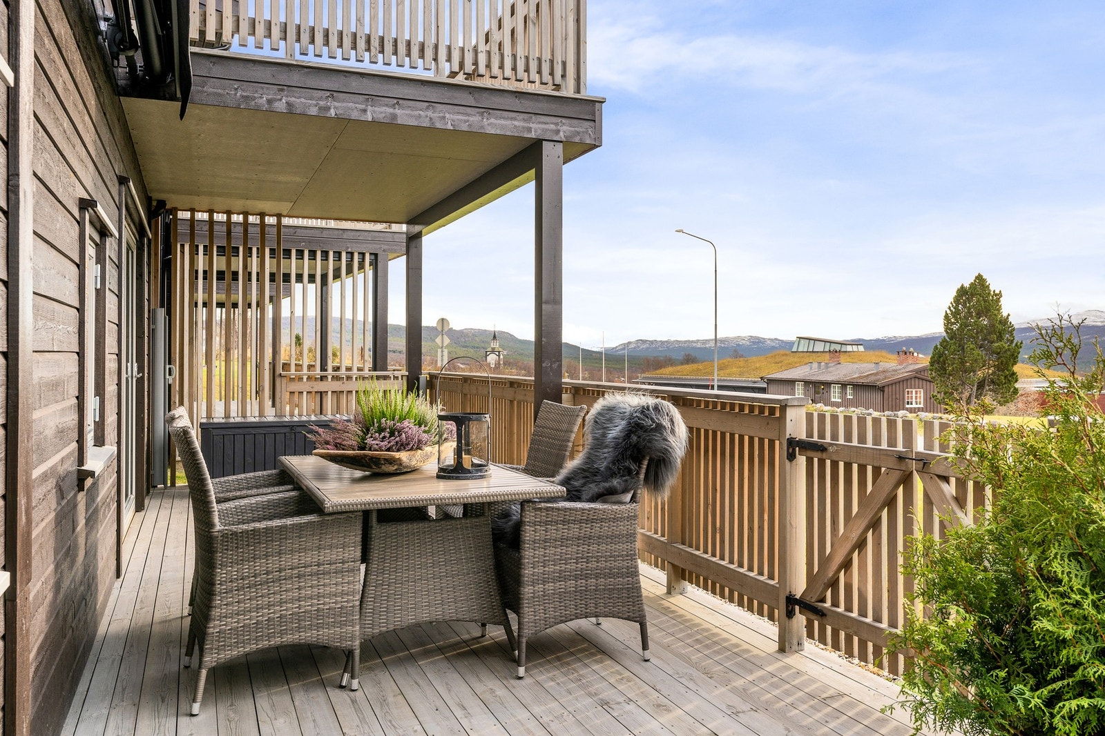 Fra spisestua er det direkte adkomst til sør- vestvendt errasse med plass til sittegruppe m.m. Galleribilde