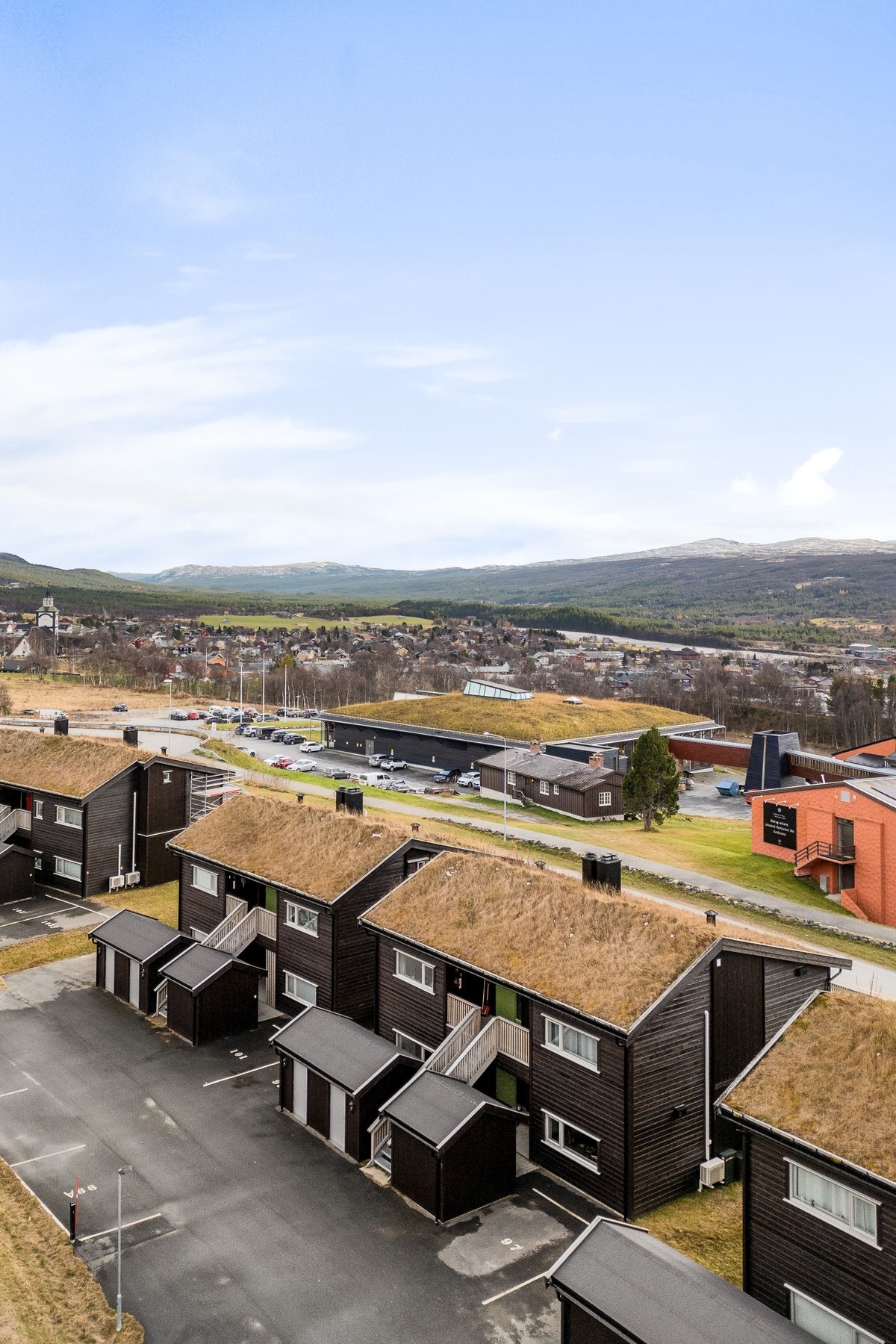 Pen og attraktiv 4-roms fritidsleilighet i 1.etasje med solrik sør- vestvendt terrasse. Galleribilde