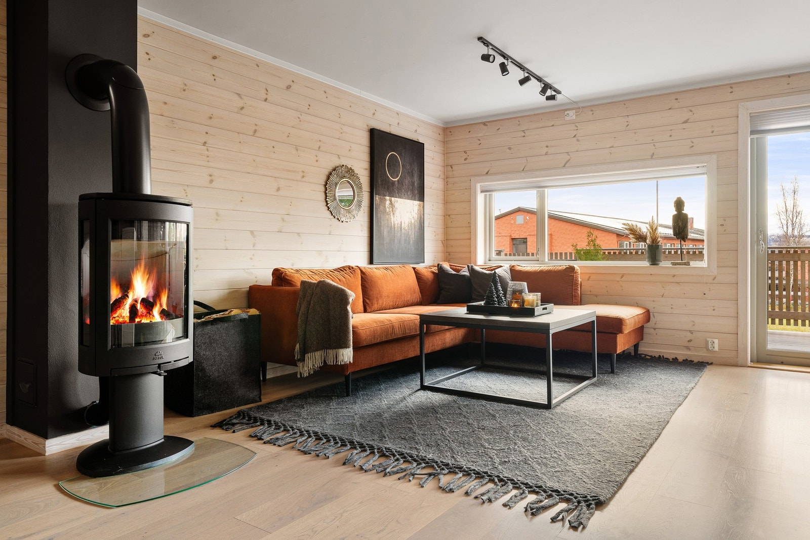 Pent parkettgulv, lysmalt himling og store vindusflater gir rommet en fin og romslig atmosfære. Galleribilde