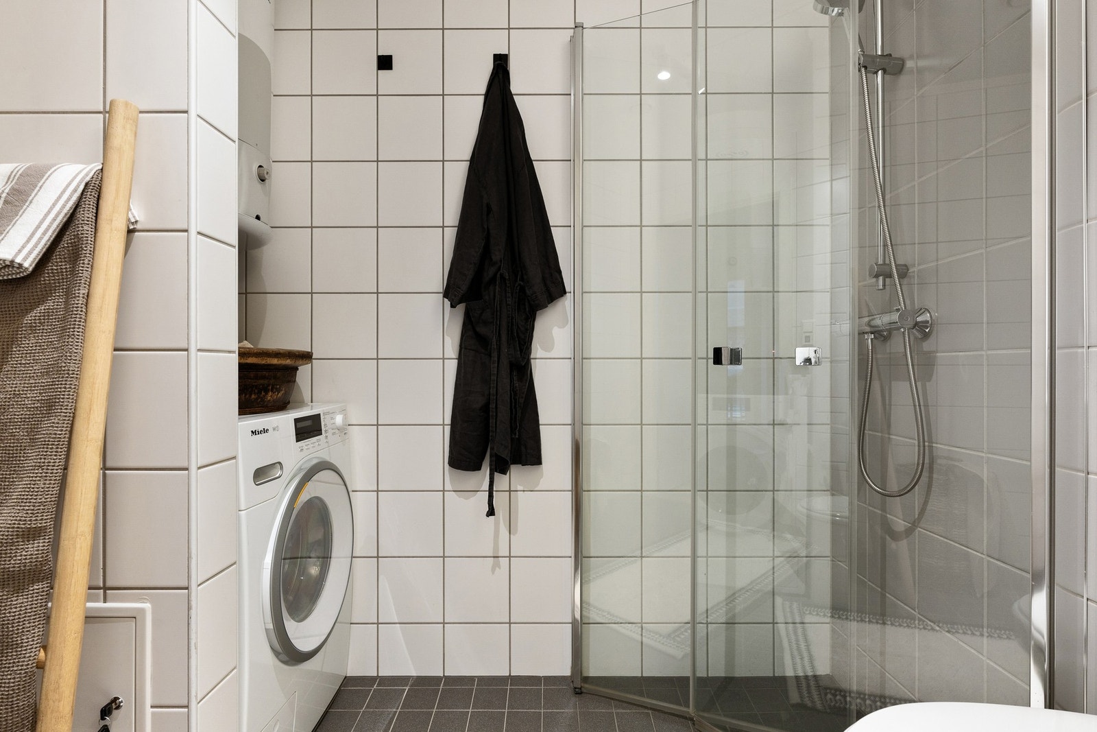 Pent, flislagt bad med varme i gulvet og stilig dusjhjørne. Galleribilde