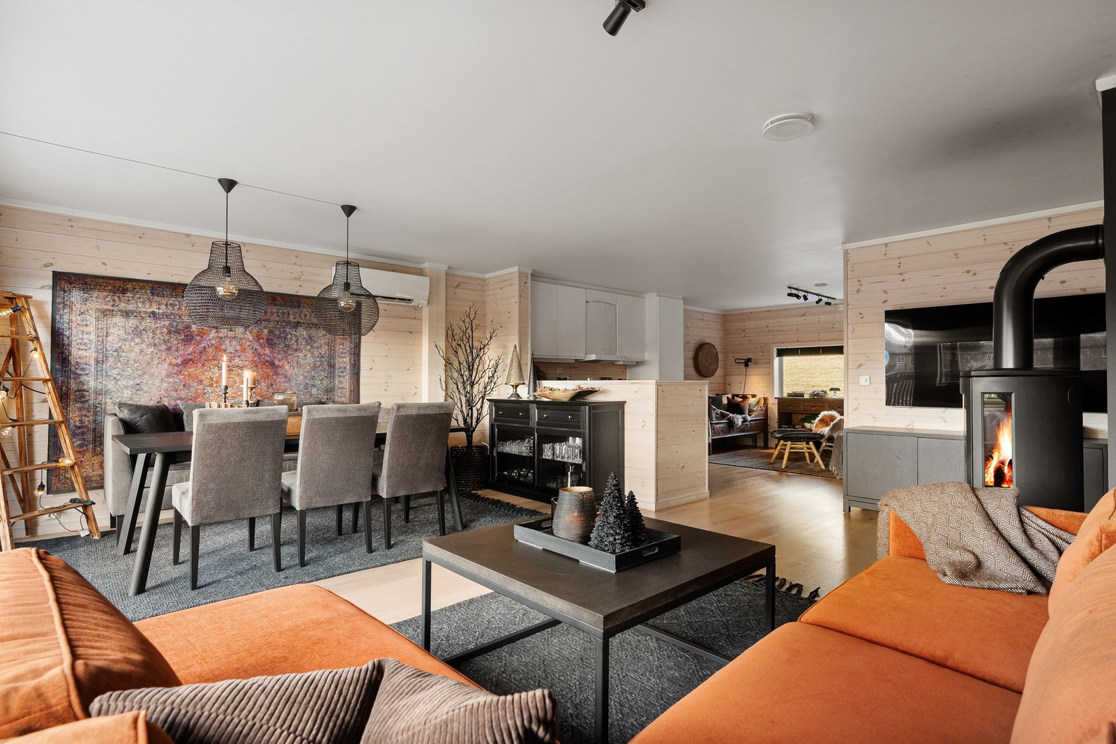 Rommets gode romløsning gir plass til sofagruppe, bord, tv-benk og et større spisebord. Galleribilde