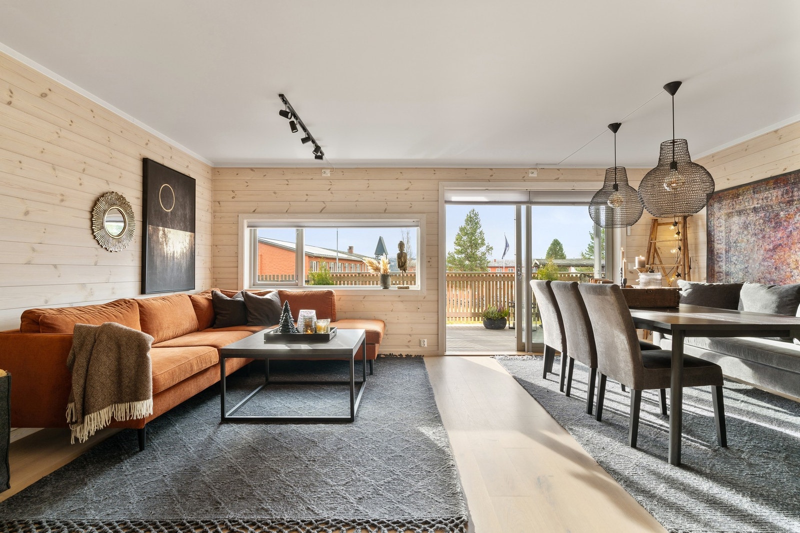Med plass til stort spisebord i det sosiale oppholdsrommet, ligger alt til rette for hyggelige samlinger. Galleribilde
