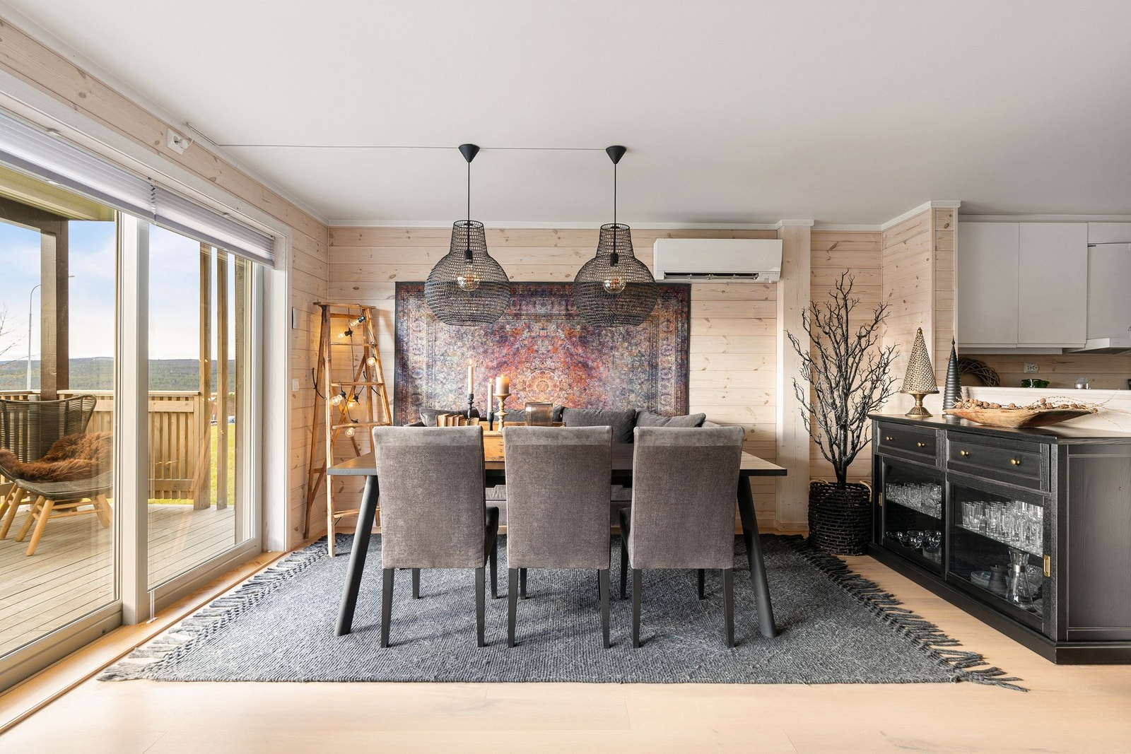 Spisestua, den åpne løsningen mellom spisestue, kjøkken og stue gjør den til boligens sosiale samlingspunkt. Galleribilde