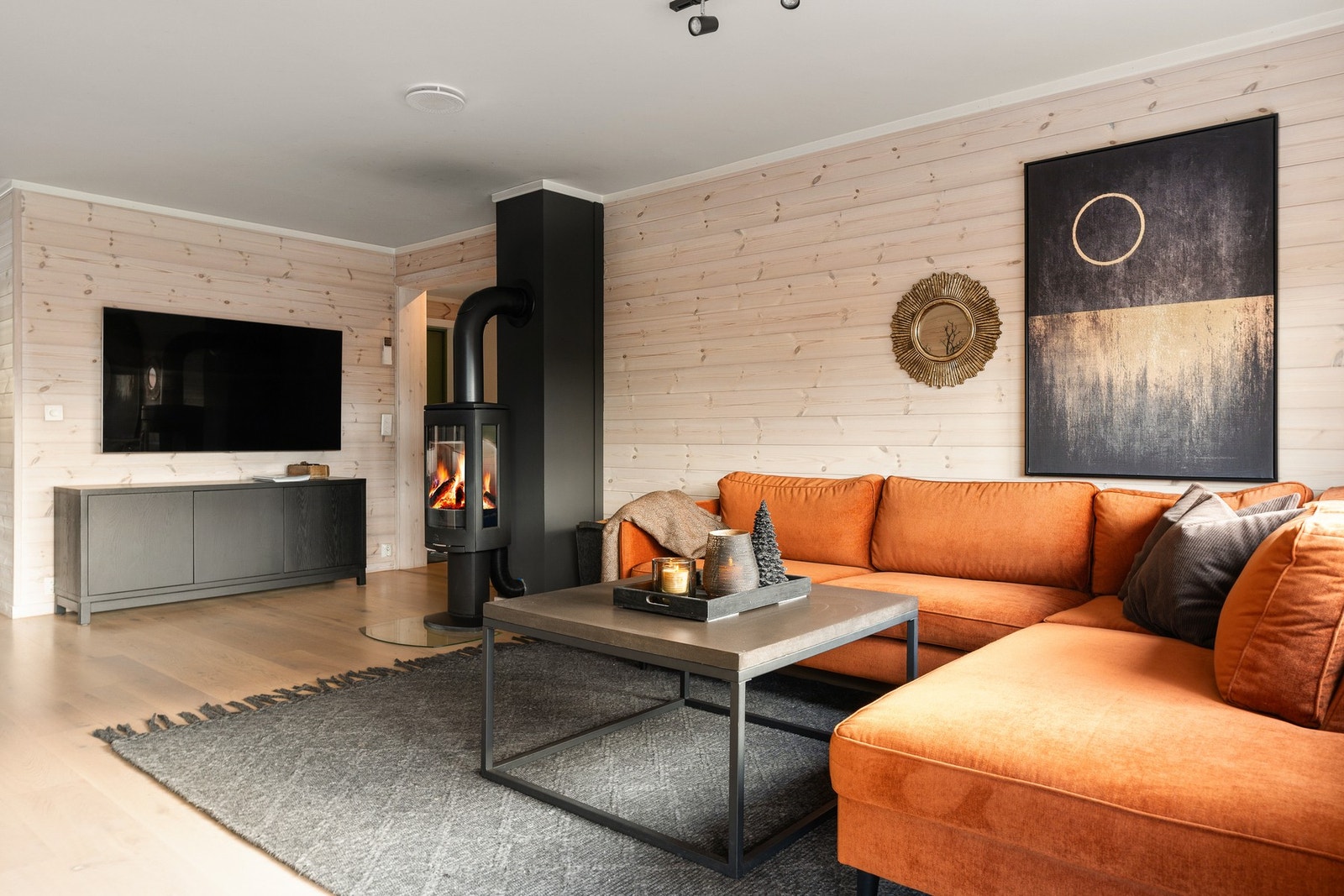 Lun og trivelig stue med god plass til tilhørende møblement. Galleribilde