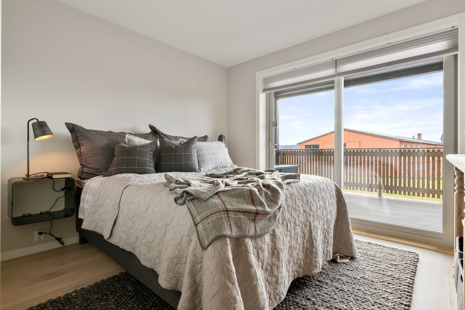 Romslig soverom med plass til dobbeltseng, skyvedørsgarderobe m.m. Galleribilde