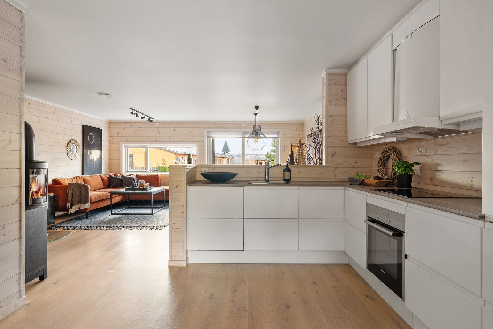 Den tidsriktige og pene kjøkkeninnredningen er fint plassert i rommet. Noe som gir deg muligheten til å være sosial også når du lager mat! Galleribilde