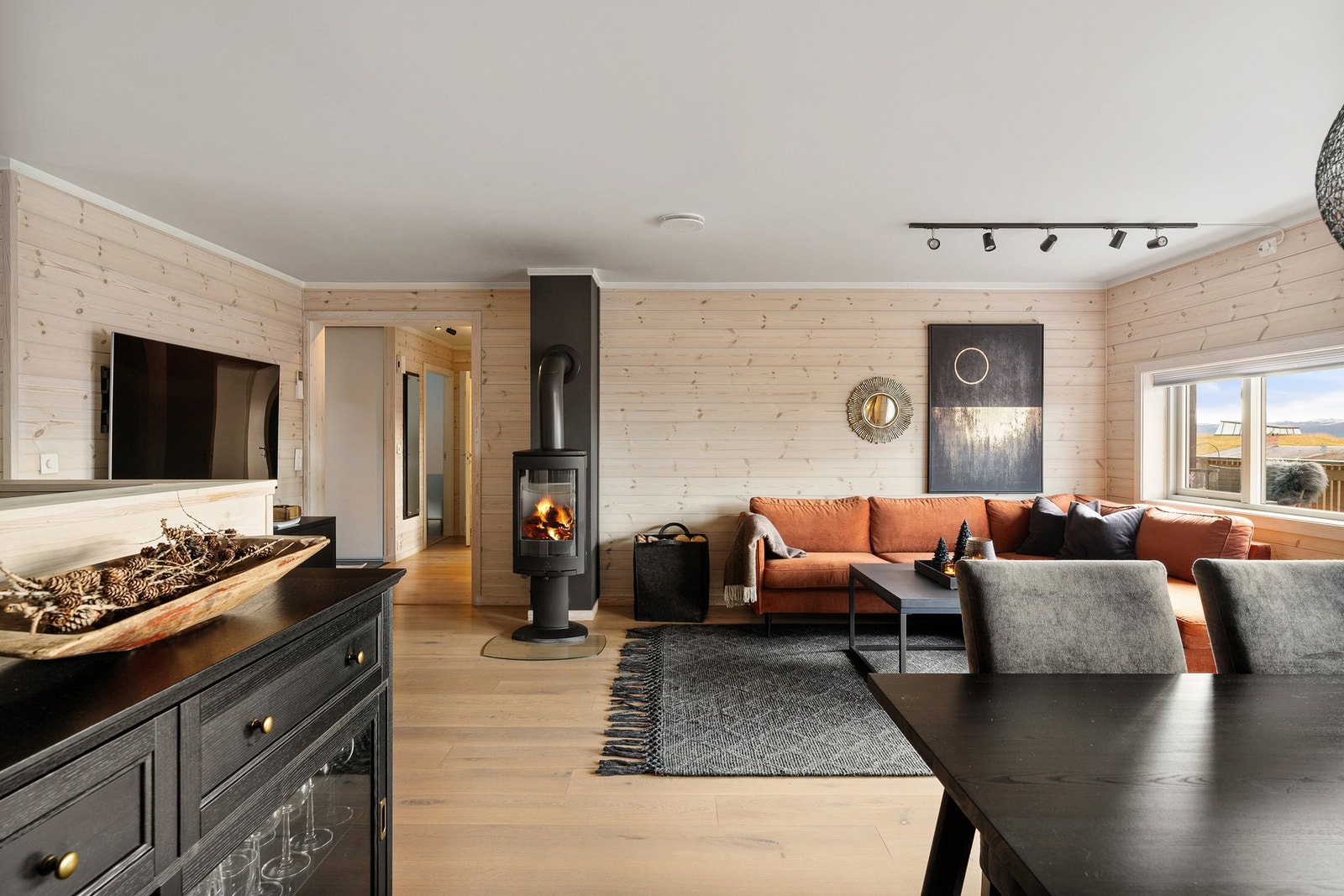 Rommets gode romløsning gir plass til sofagruppe, bord, tv-benk og et større spisebord. Galleribilde