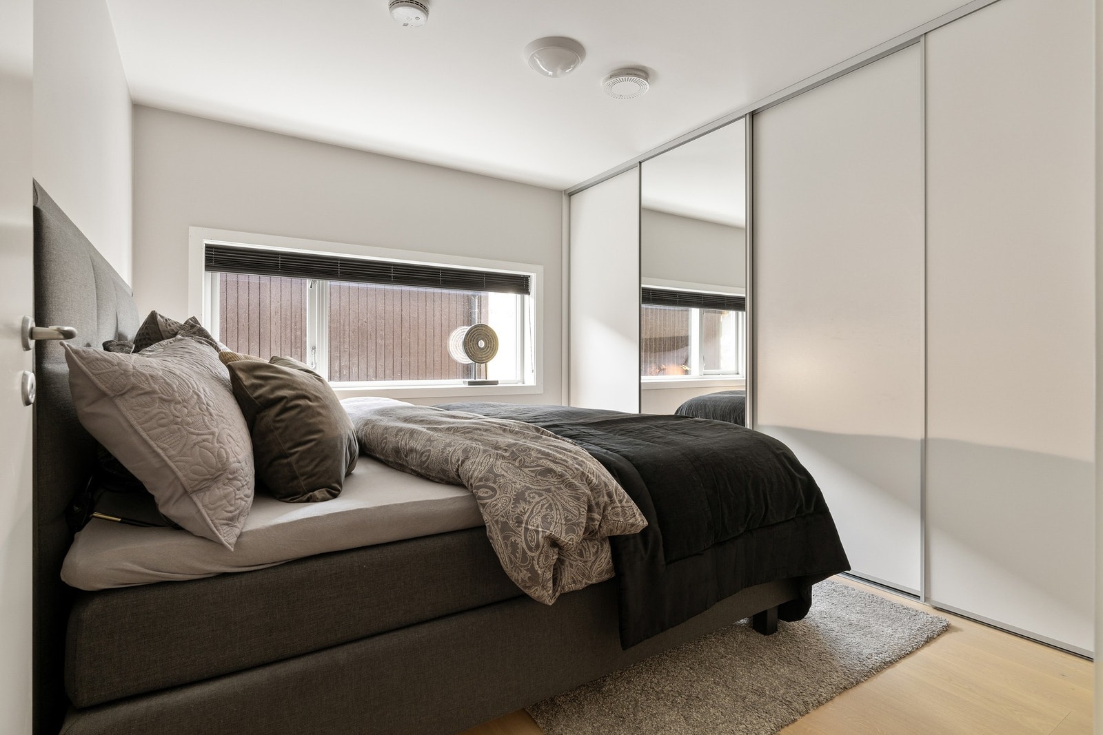 Soverom 2 er også romslig, moderne og innbydende. Skyvdørsgarderobe. Galleribilde