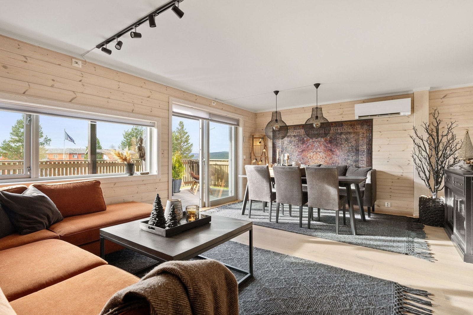 Fra hallen kommer du til boligens sosiale samlingspunkt og den åpne løsningen mellom spisestue, kjøkken og stue. Galleribilde