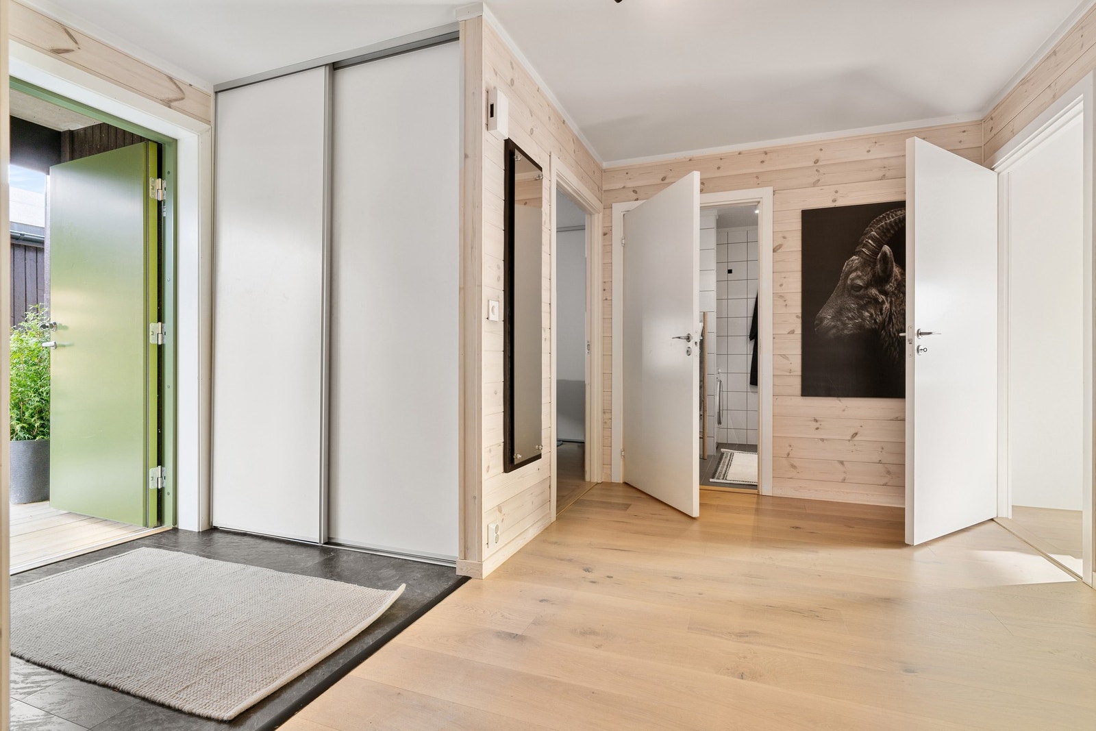 Trivelig entre med flislagt gulv og praktisk innebygd skyvedørsgarderobe. Galleribilde