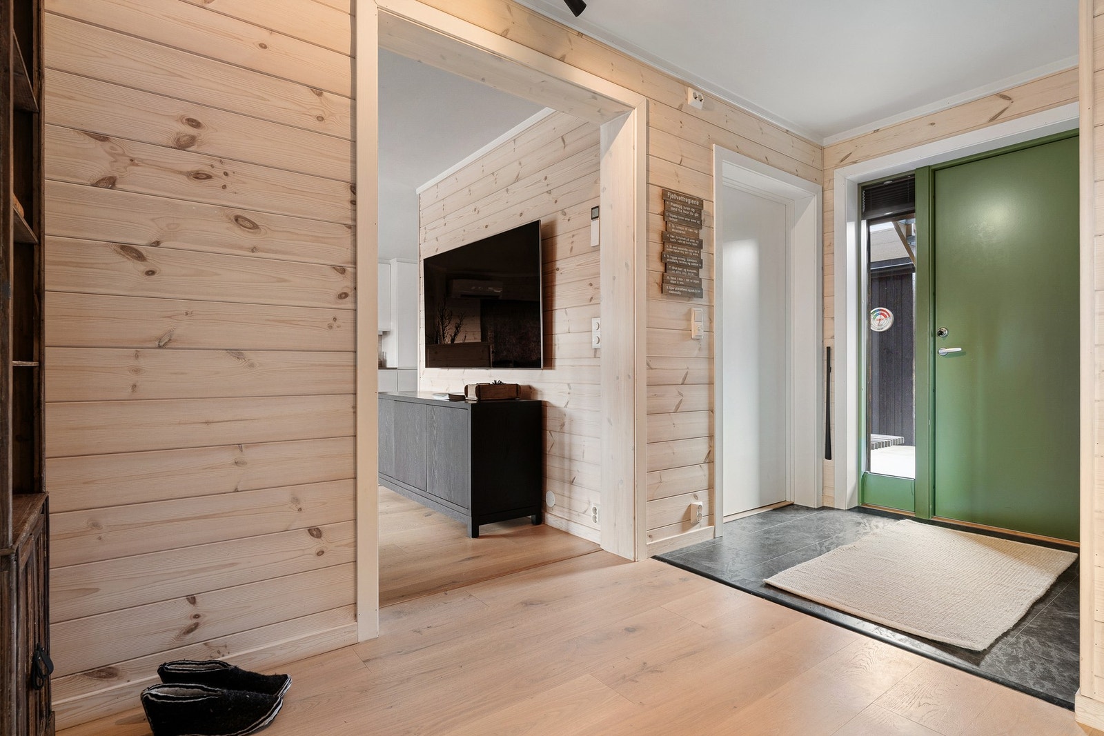 Fra hallen er det adkomst til soverommene, badet, boden og stua. Galleribilde