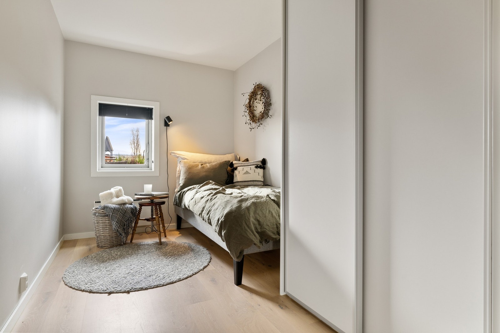 Det er skyvdørsgarderobe også i dette rommet. Galleribilde