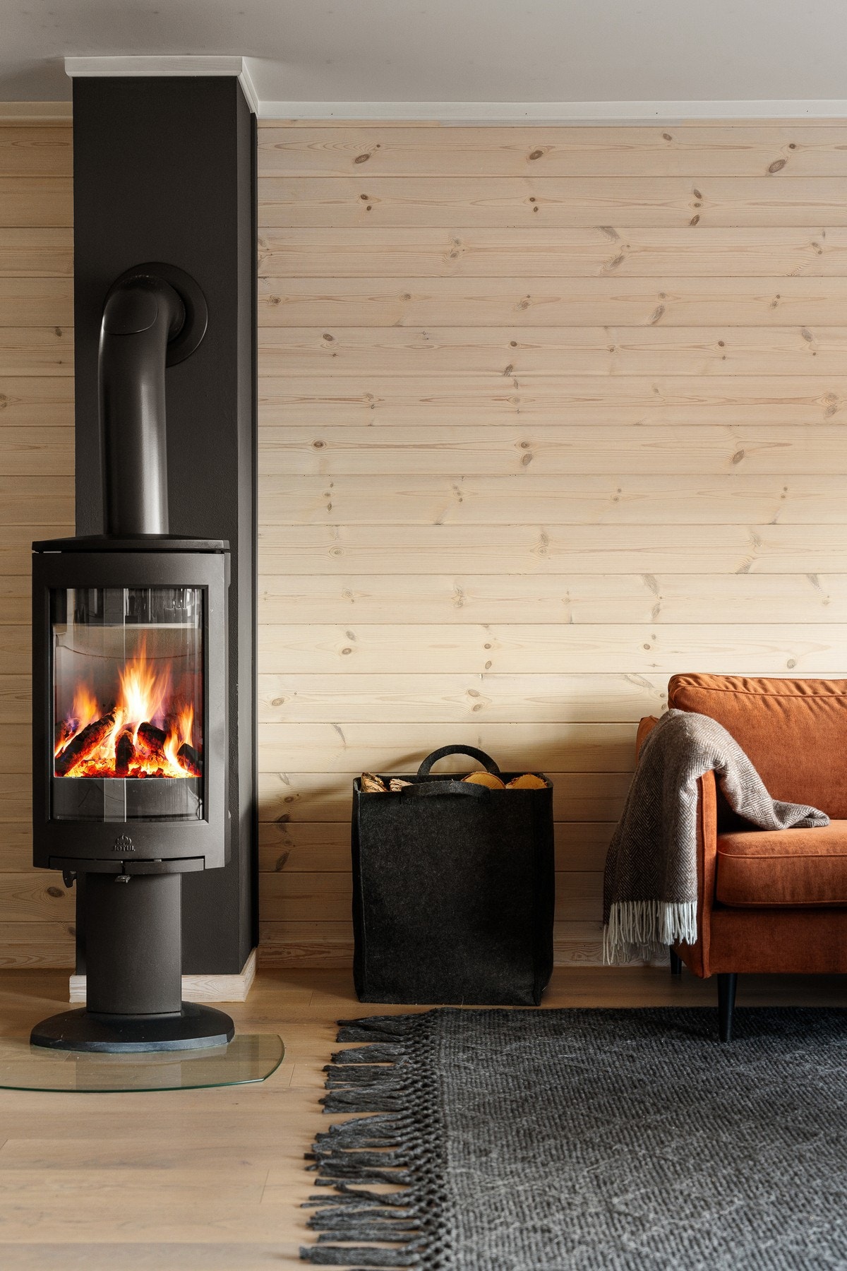 Varmepumpa sørger for behagelig og jevn varme når det er behov for det og peisovnen sørger for både varme og stemning. Galleribilde