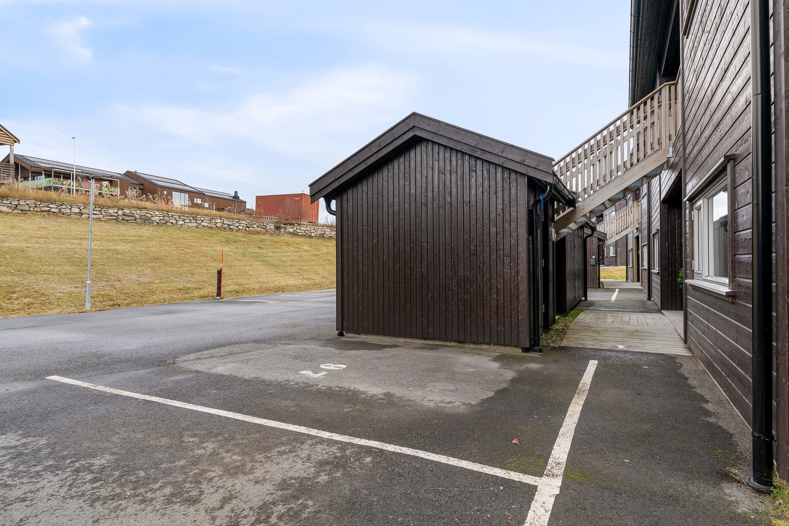 Med leiligheten følger det med fats parkeringsplass med tilhørende sportsbod. Galleribilde