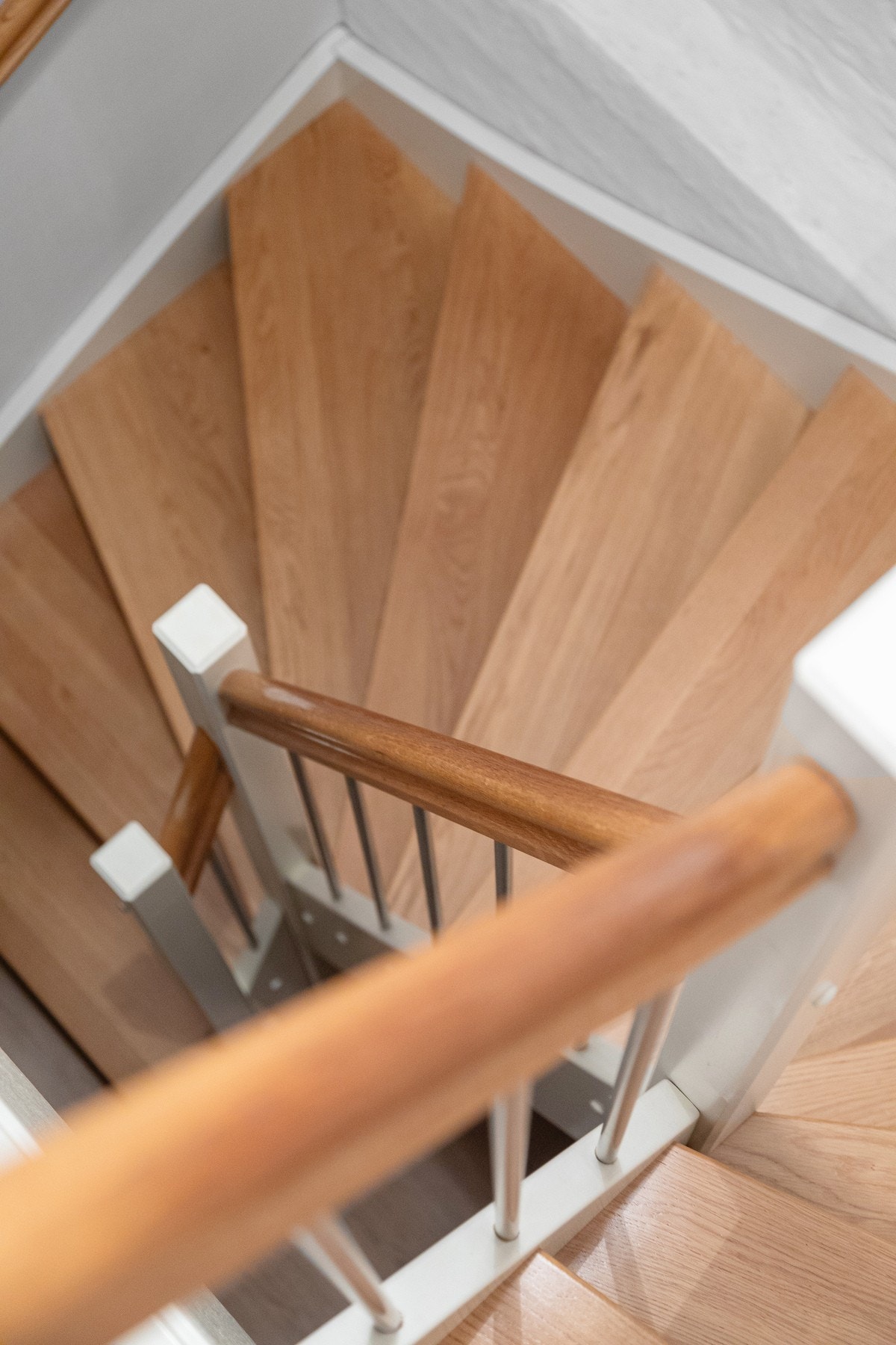 U-trappen er utført i elegant treverk og leder deg sømløst ned til kjelleretasjen. Galleribilde