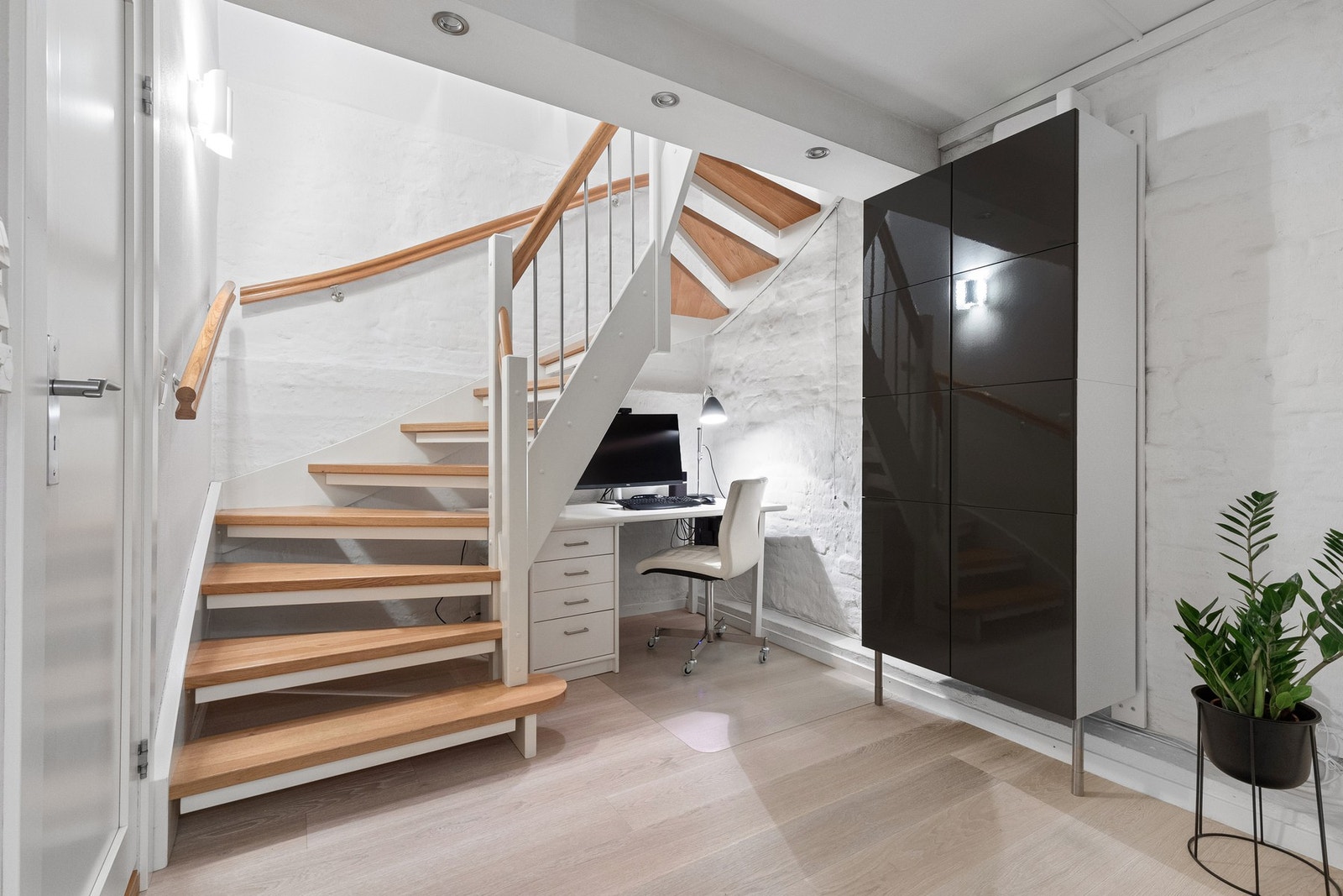 Underetasjen består av gang, soverom, bad og innvendig bod. Galleribilde