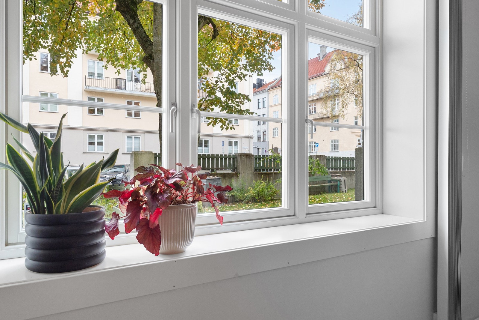 Dette er en meget høy 1. etasje med begrenset innsyn og enkel tilgang til idyllisk forhage hvor hyggelige måltider kan nytes. Galleribilde