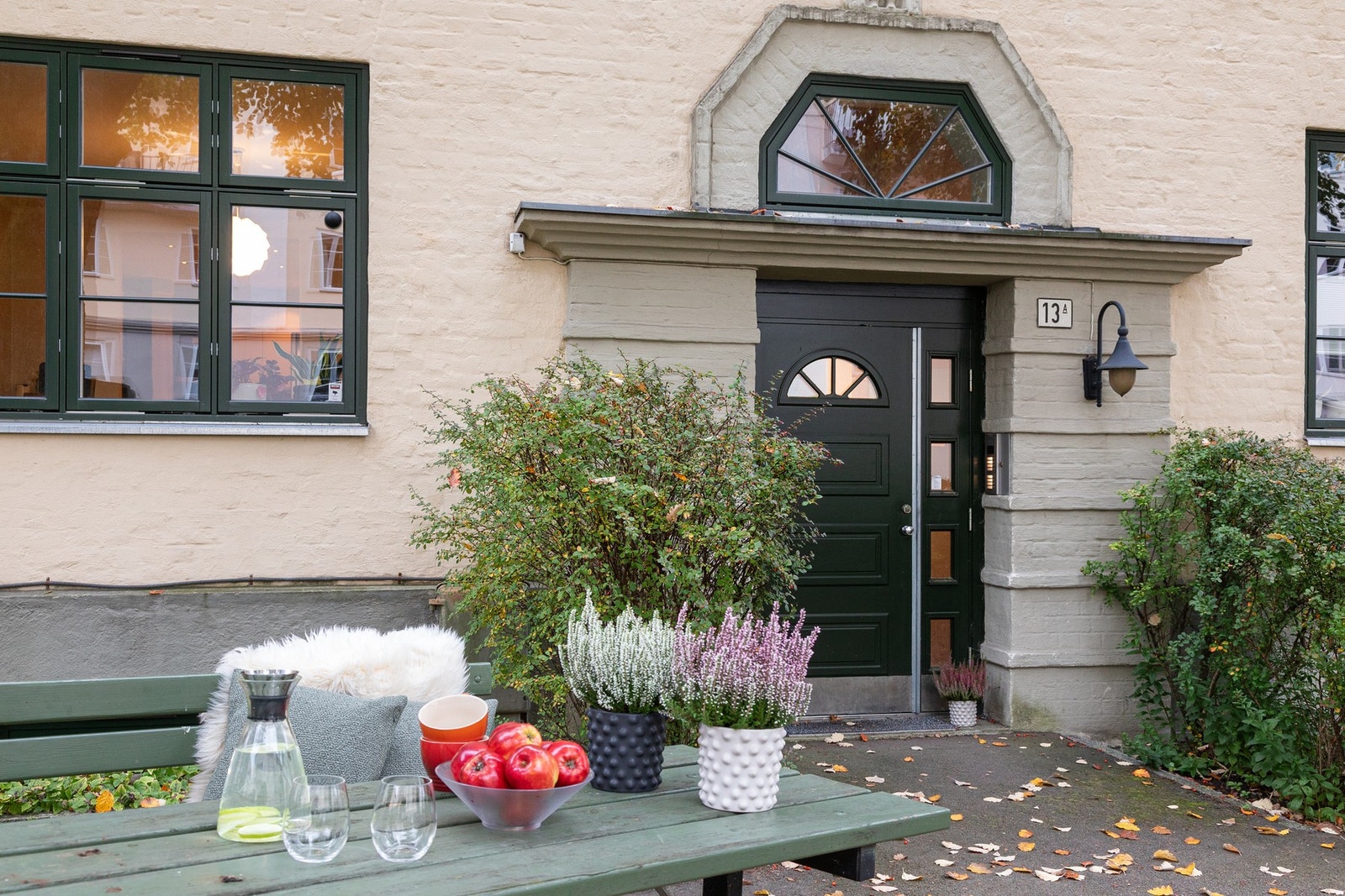 Hyggelig felles inngangsparti med idyllisk forhage som vil føles som din "egen". Galleribilde