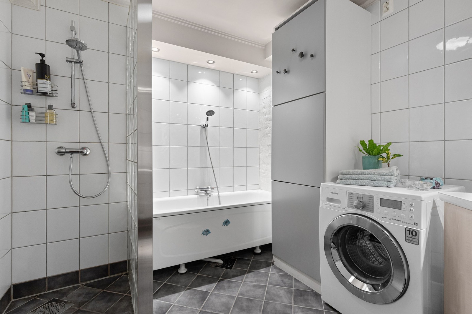 Badet er velutstyrt med både dusj- og badekar! Galleribilde