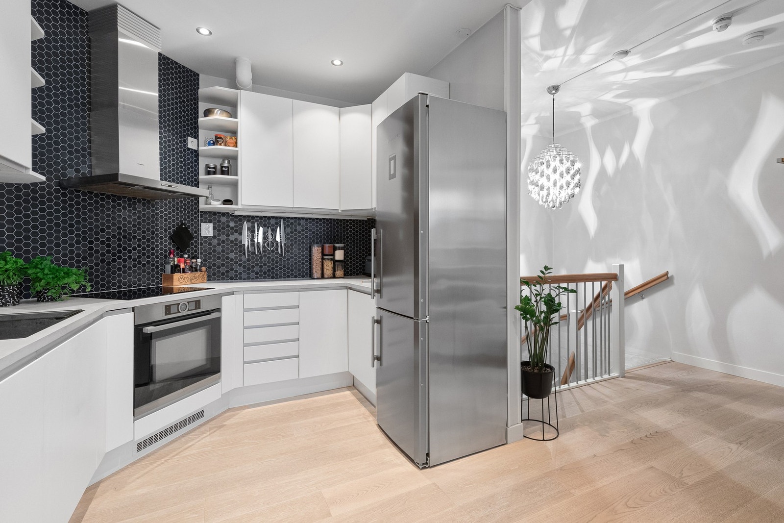 Kjøkkenet er utstyrt med integrerte hvitevarer, inkludert stekeovn, platetopp og oppvaskmaskin. Stekeovnen har innebygget damp- og mikrofunksjon. Galleribilde