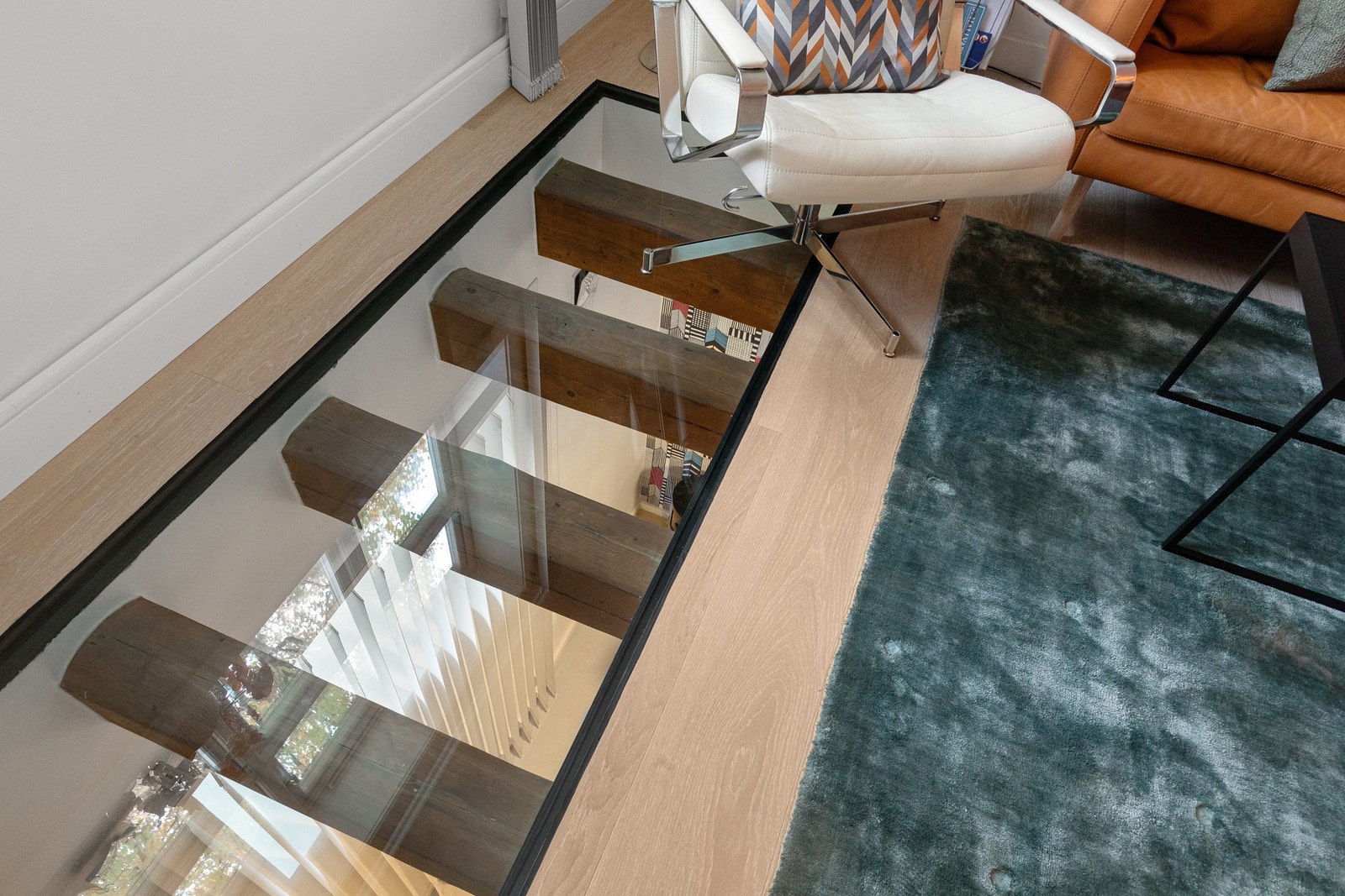 Særegent preg med glassfelt og synlige trebjelker mellom etasjeskille. Galleribilde