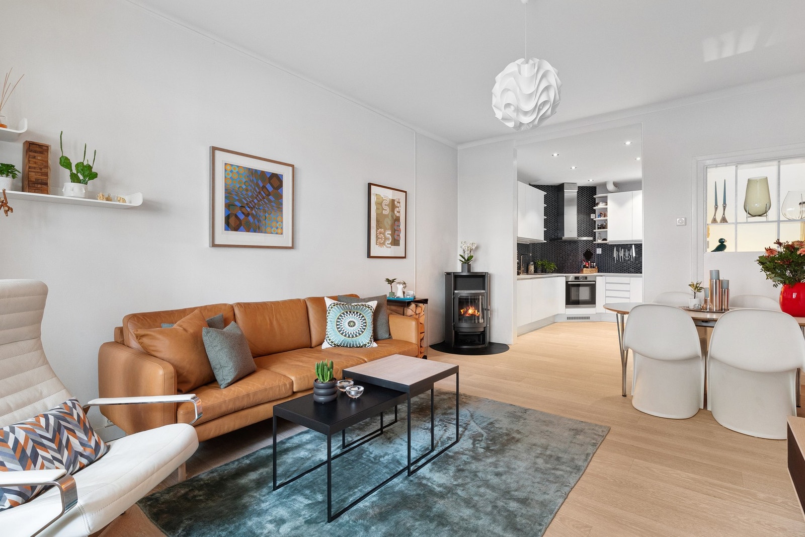 Stuen har en generøs takhøyde på 2,8 meter. Galleribilde