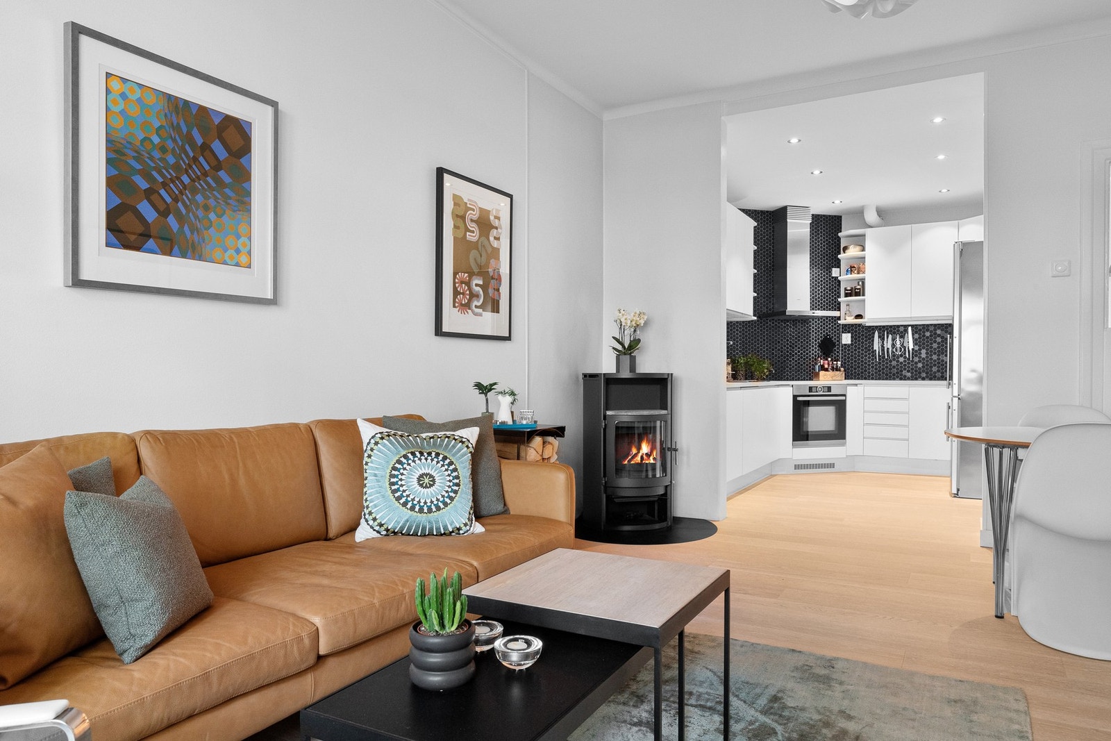 Leiligheten har en sosial planløsning med åpne rom. Galleribilde