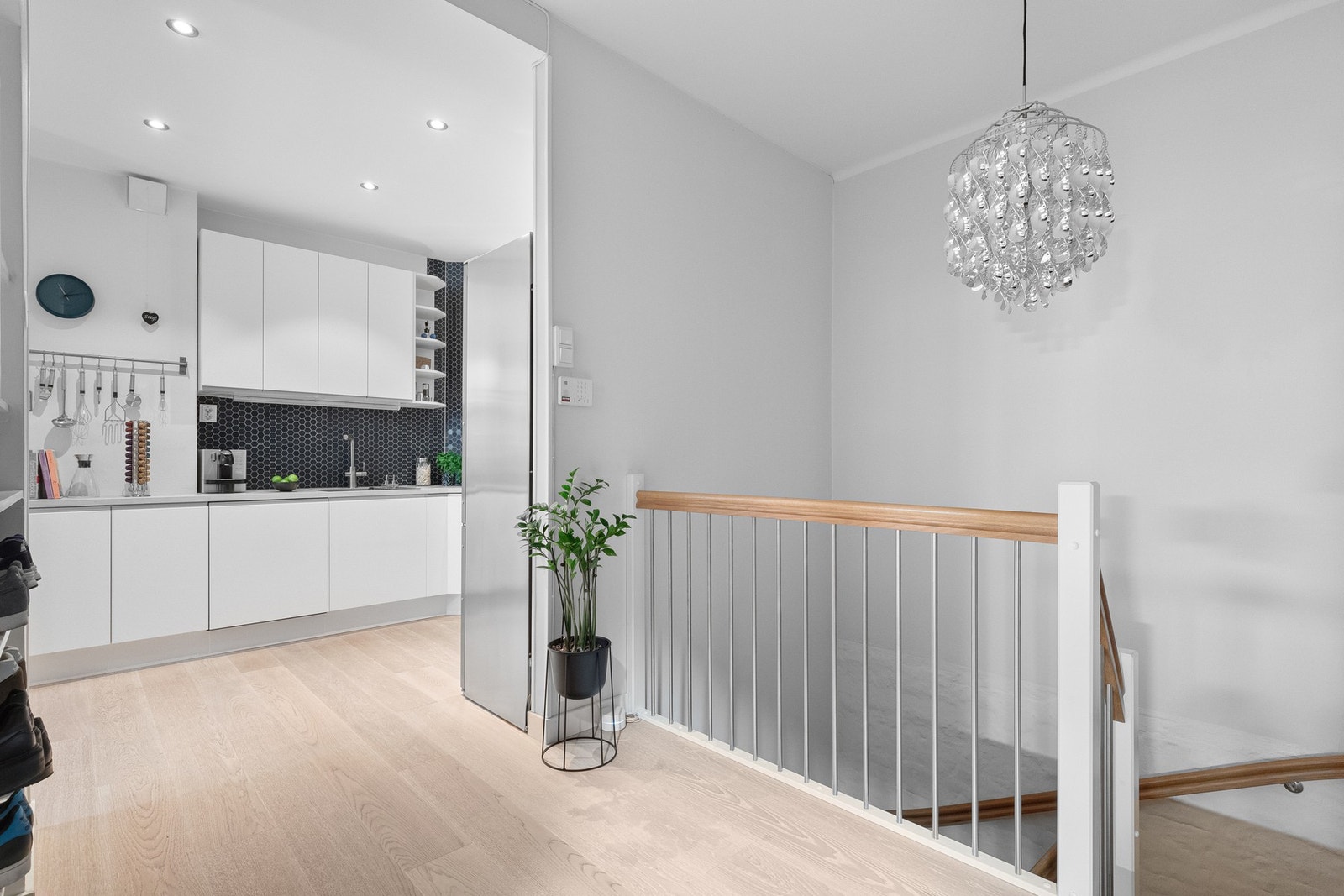 Himlingen er nedsenket med dimbare downlights som sørger for en subtil og jevn belysning. Galleribilde