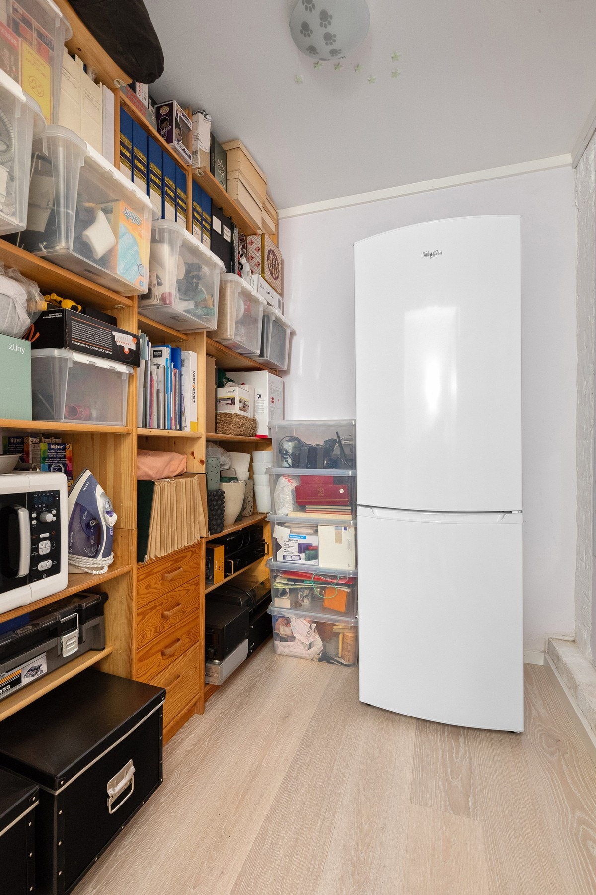 Gode oppbevaringsmuligheter i innvendig bod på 5 kvm. Galleribilde