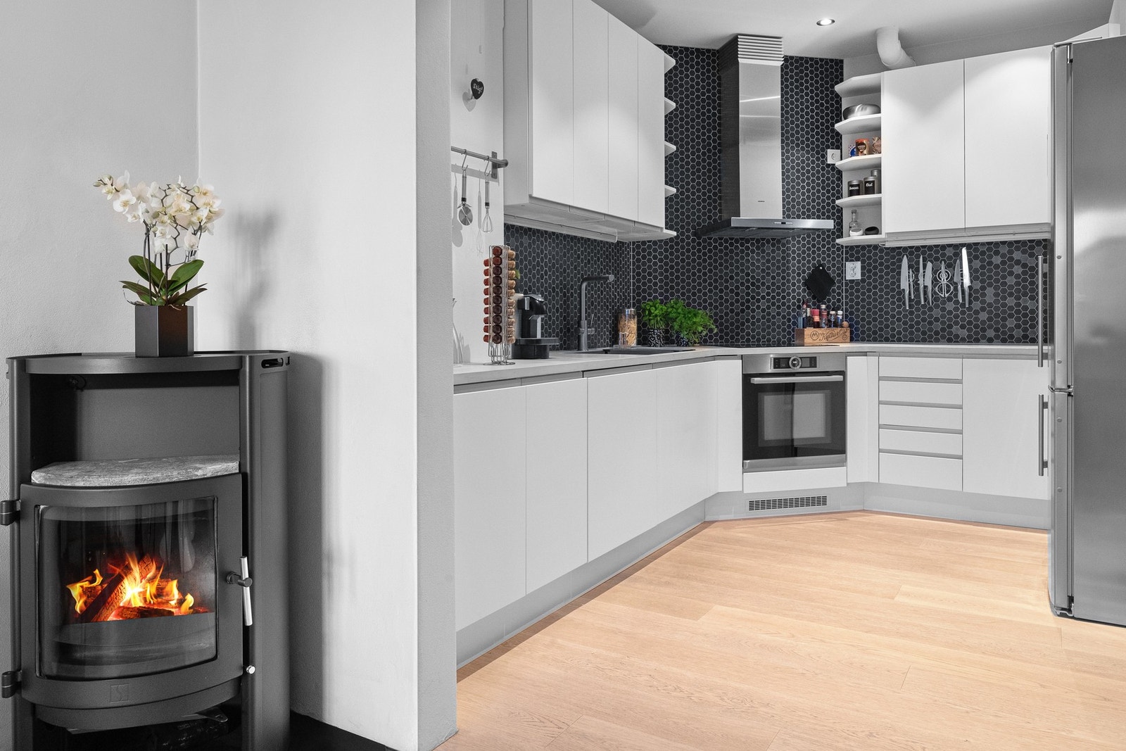 Kjøkkenet har gjennomgått en stilfull oppgradering i 2020 med moderne veggfliser, en elegant benkeplate i mikrosement, samt ny vask og kran. Galleribilde