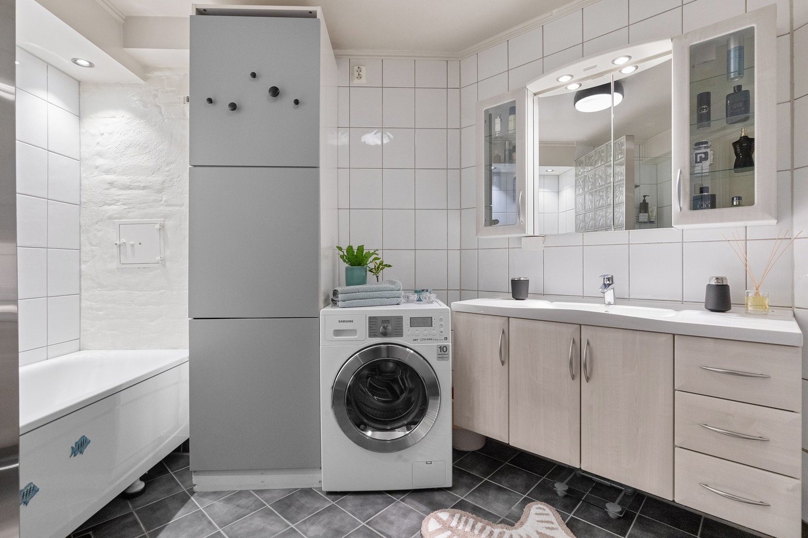 Det er opplegg for vaskemaskin. Garderobeskapet ved vaskemaskinen gjør det enkelt å skjule husordensgjenstander. Galleribilde