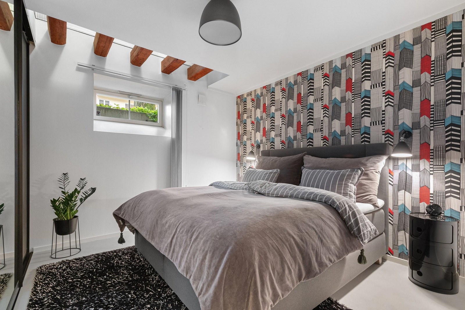 Luftig soverom med god plass til dobbeltseng og nattbord på hver side. Galleribilde