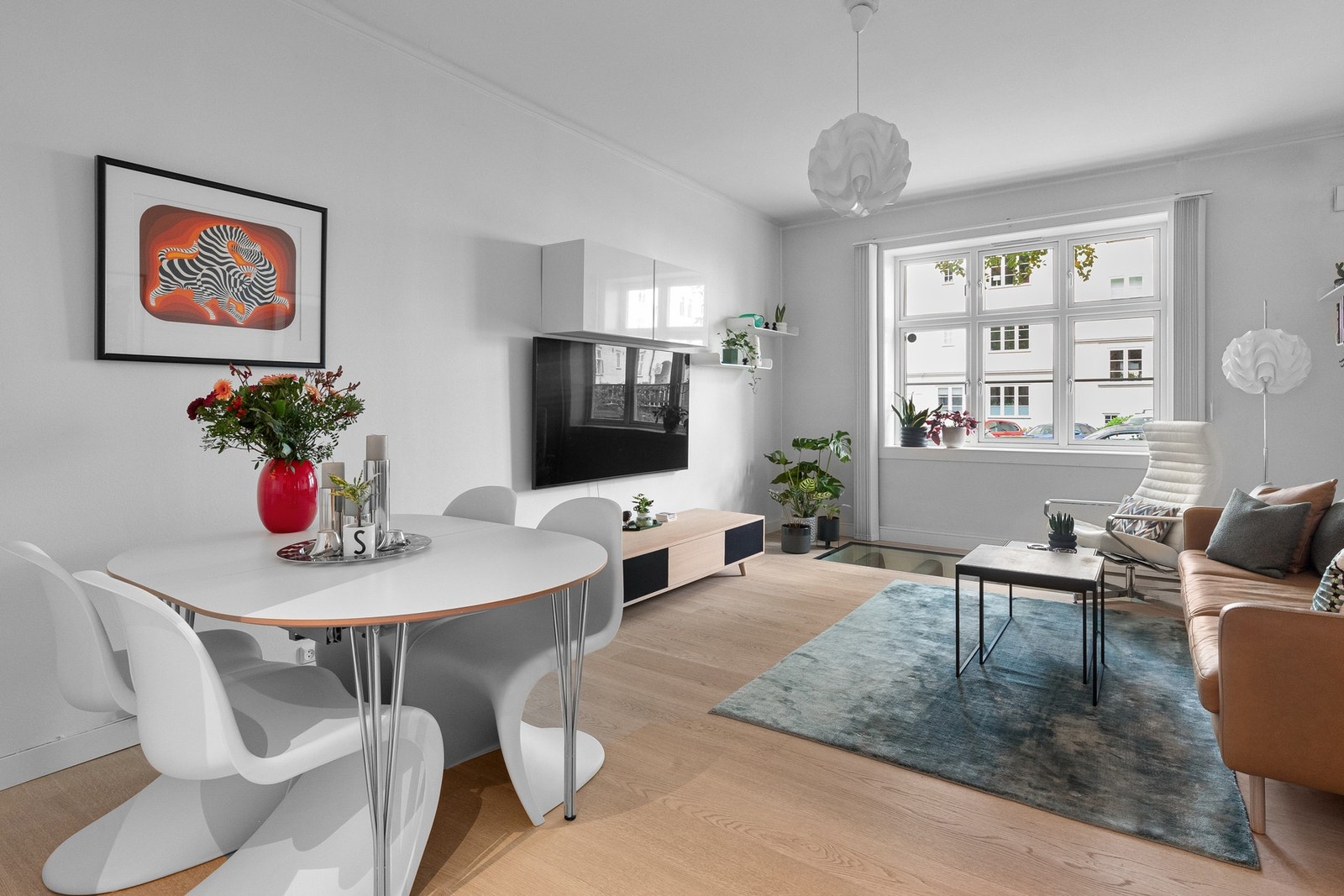 Gulvet er belagt med enstavs eikeparkett (Prestige Eik White Sands) med varmefolie i 2020. Galleribilde