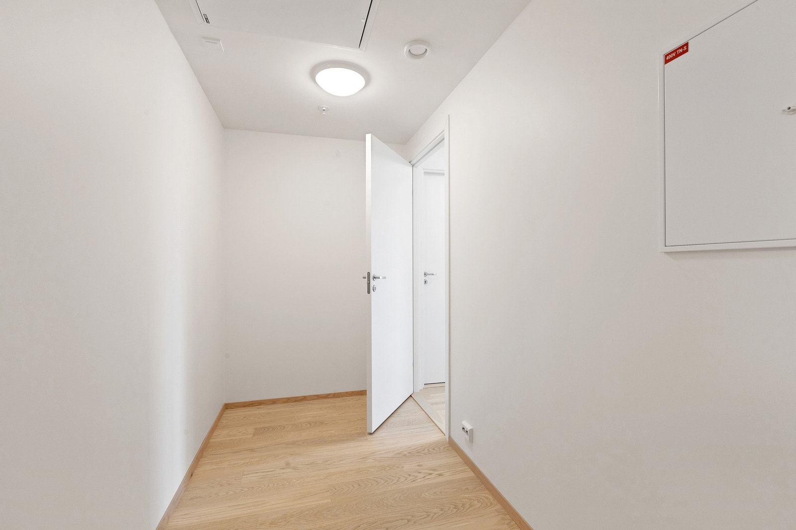 Romslig gang med god plass til garderobeskap Galleribilde