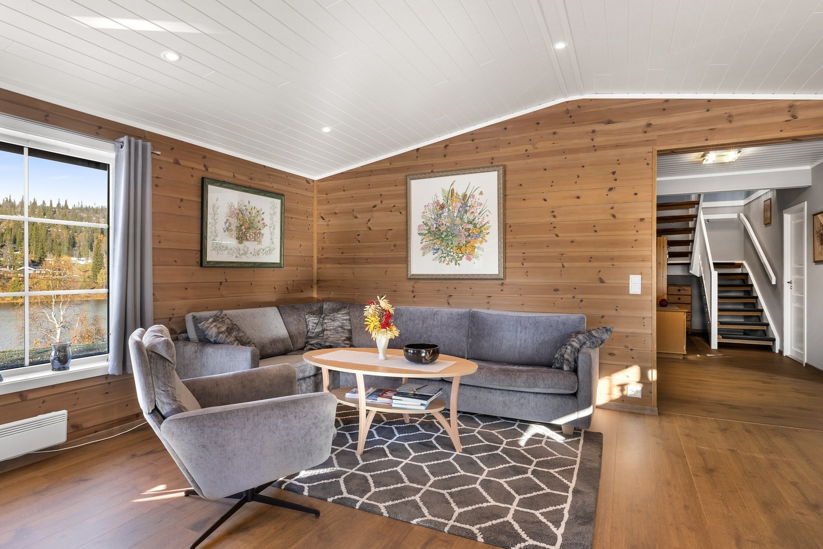 God romfølelse og plass til ulike møbelsoner Galleribilde