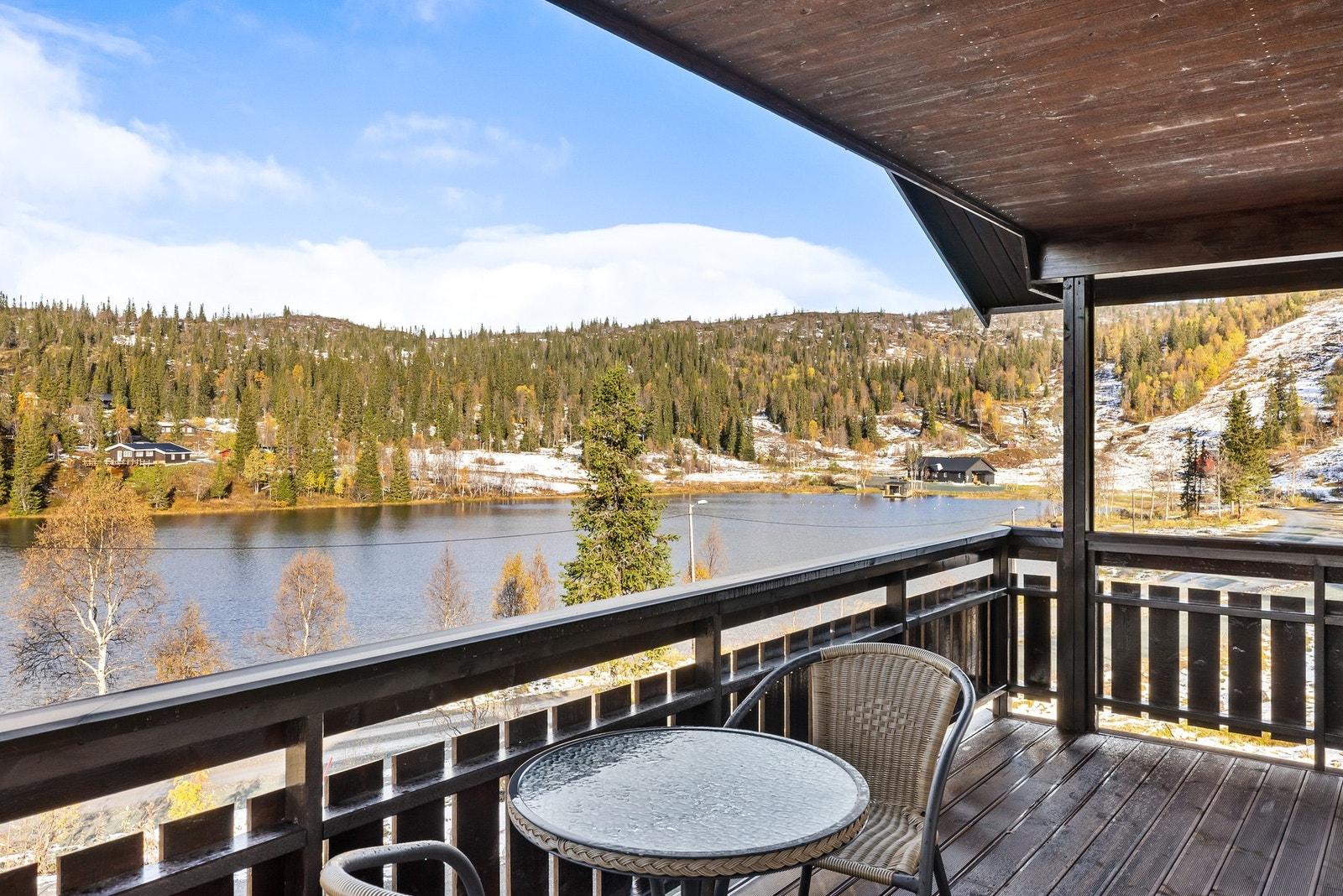 Nyt utsikten mot Småtjønnin i vest. Flott turterreng i nærområdet med gode muligheter for friluftsliv med bl.a. jakt og fiske Galleribilde