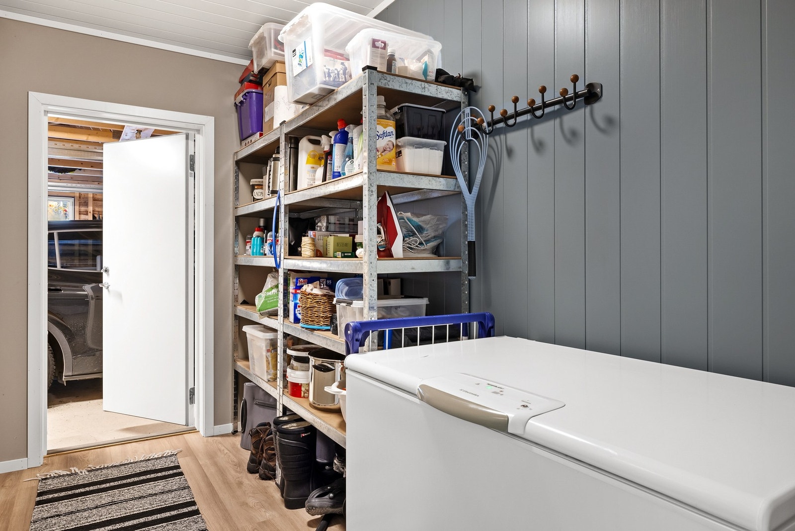 Praktisk bod som også leder til garasjerommet Galleribilde