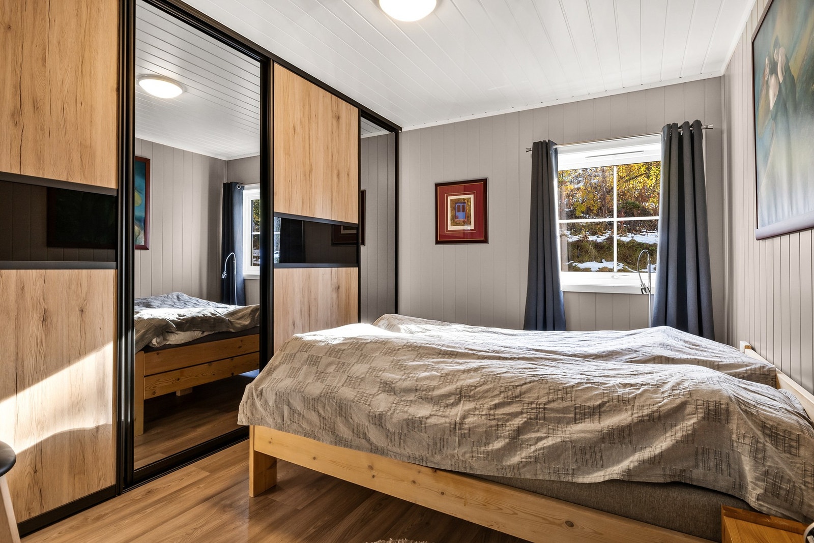 Hovedsoverommet har god størrelse og funksjonell garderobeløsning Galleribilde