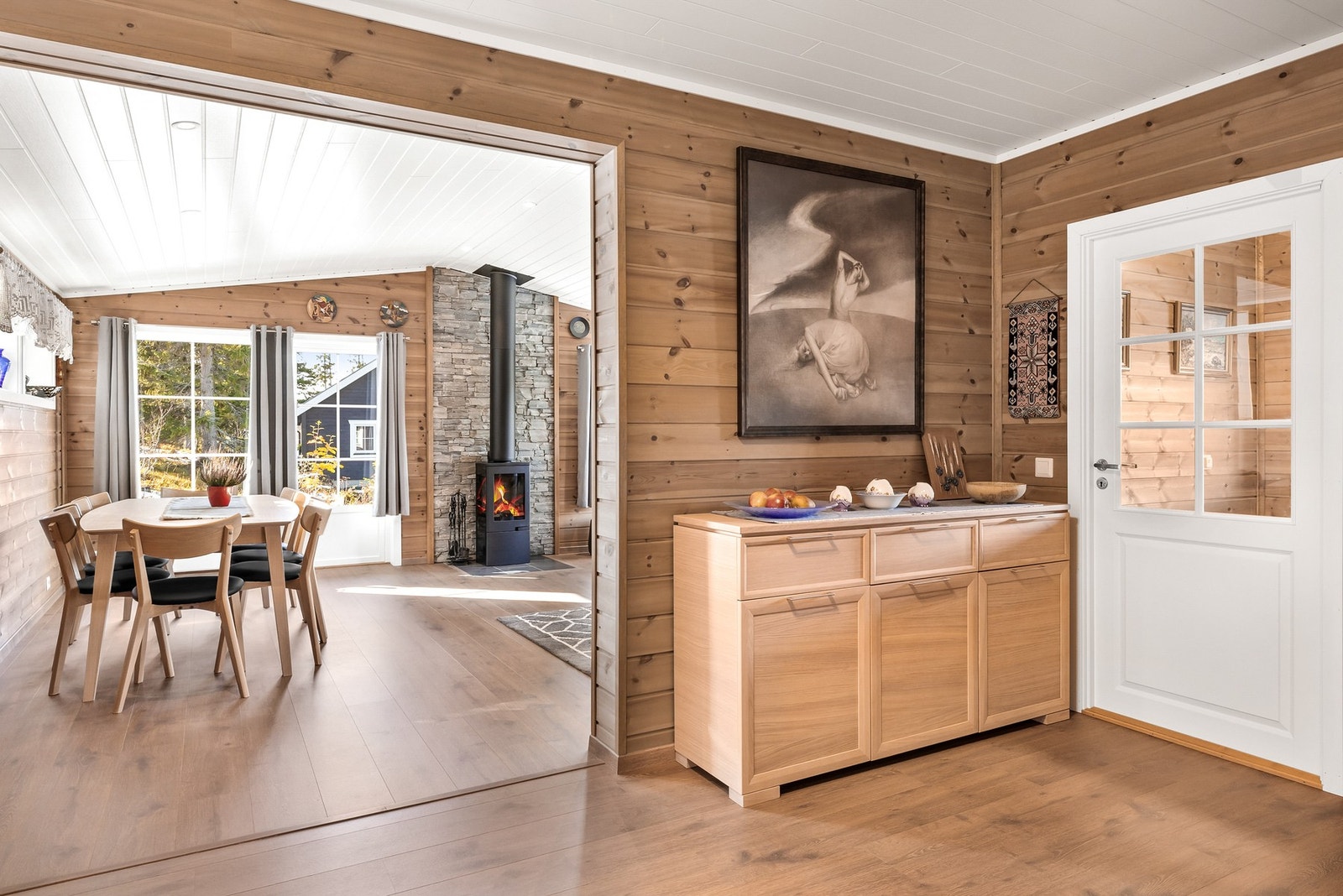 Hovedplanet består av stue, kjøkken, hall, bad/vaskerom, soverom, bod og vindfang Galleribilde