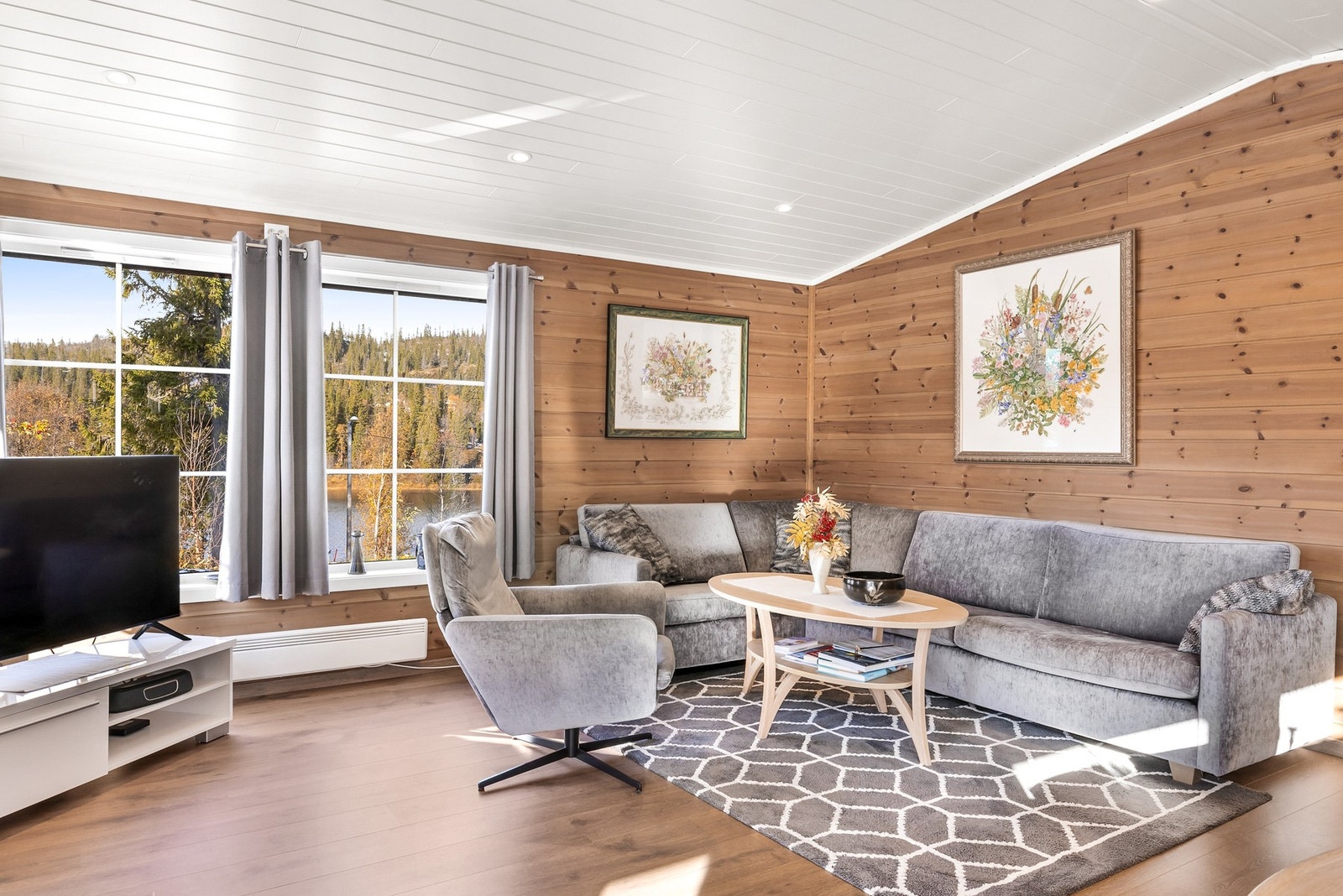 Spotter i himlingen tilfører et lunt preg til hytta Galleribilde