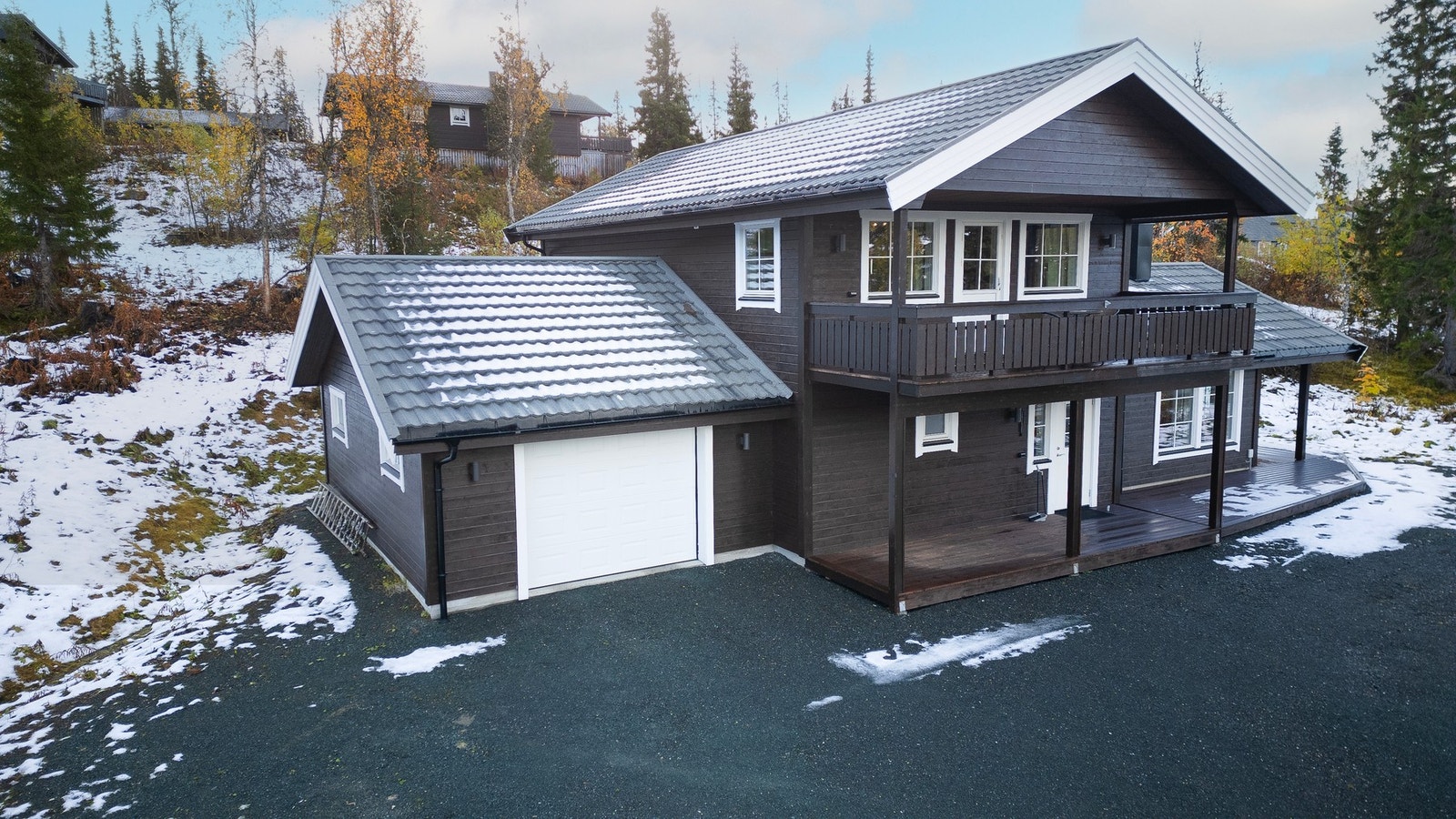 Gode parkeringsmuligheter i garasje og på egen gårdsplass Galleribilde