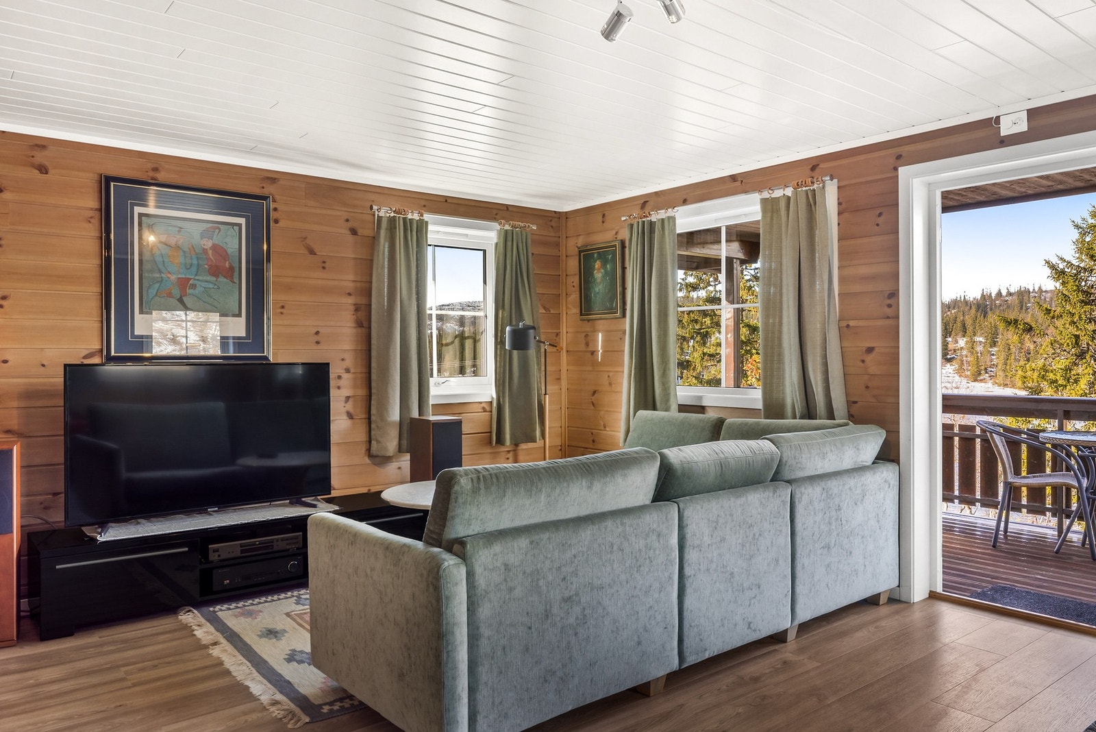 Rikelig med lysinnslipp fra store vindusflater i begge etasjer Galleribilde